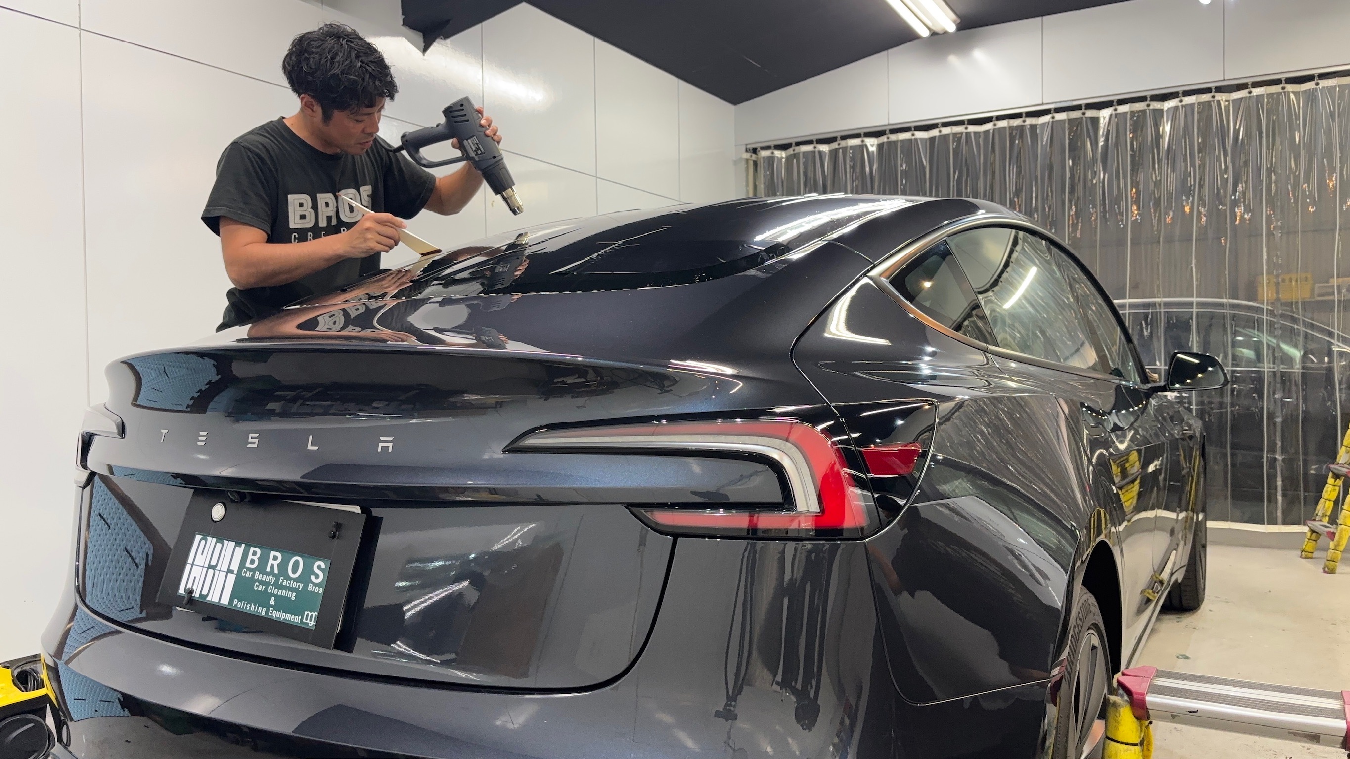 テスラ・モデル３：断熱カーフィルム施工：施工写真１