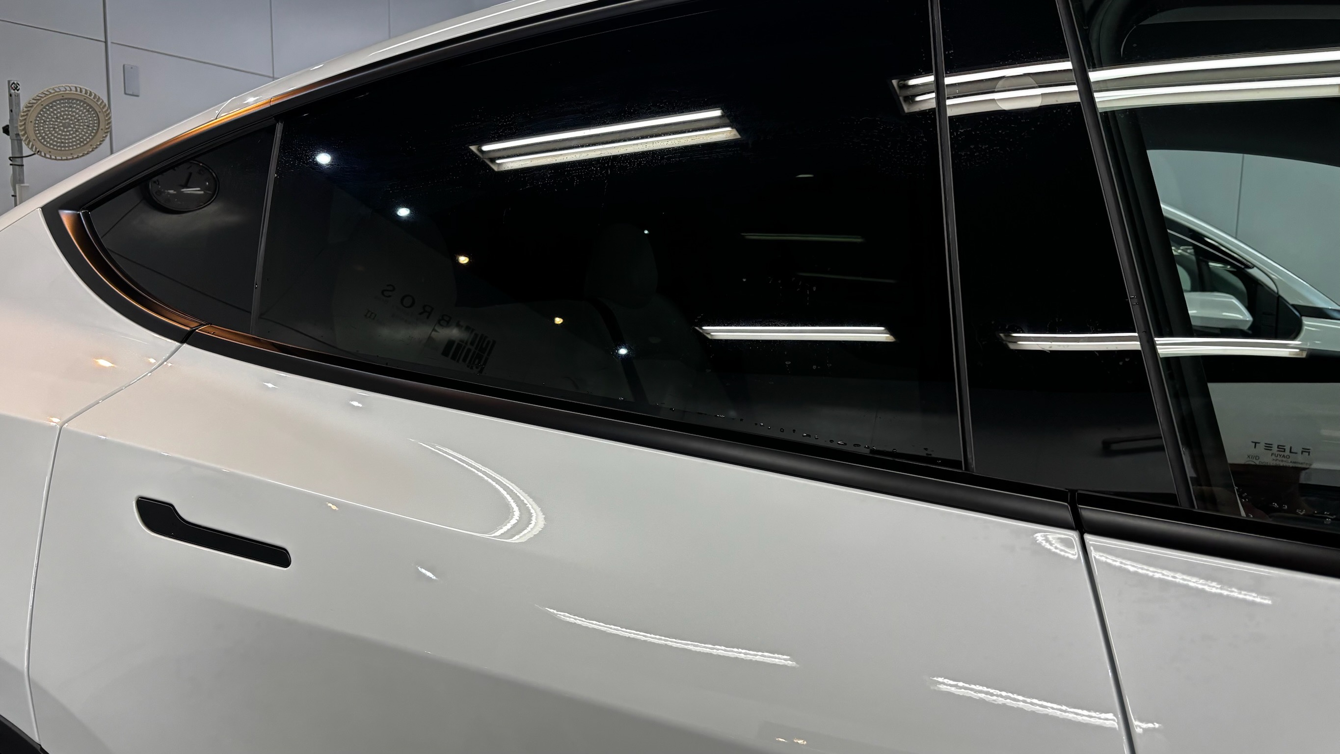 テスラ・モデルY：断熱フィルム施工：完成写真２