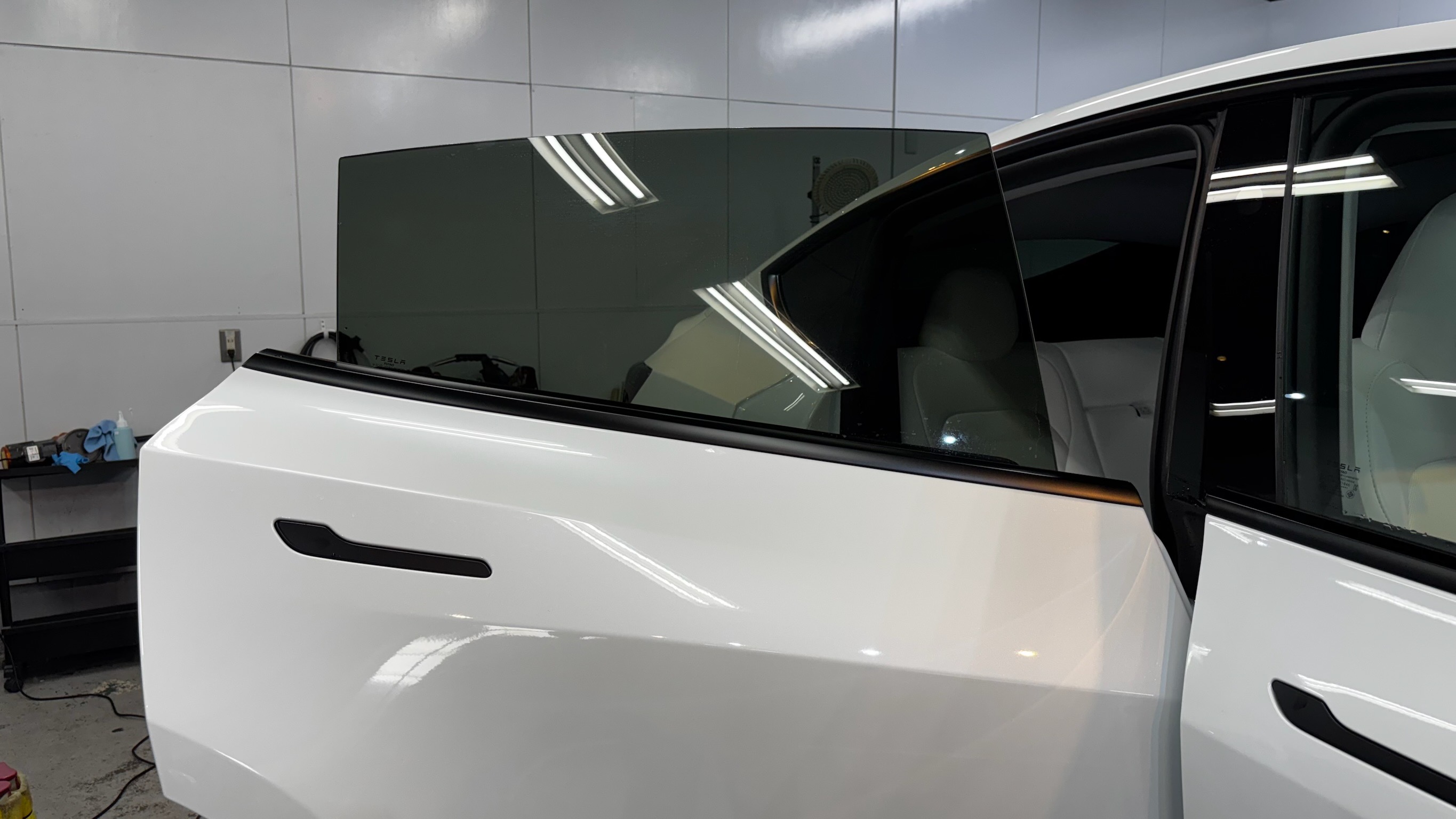 テスラ・モデルY：断熱フィルム施工：完成写真３