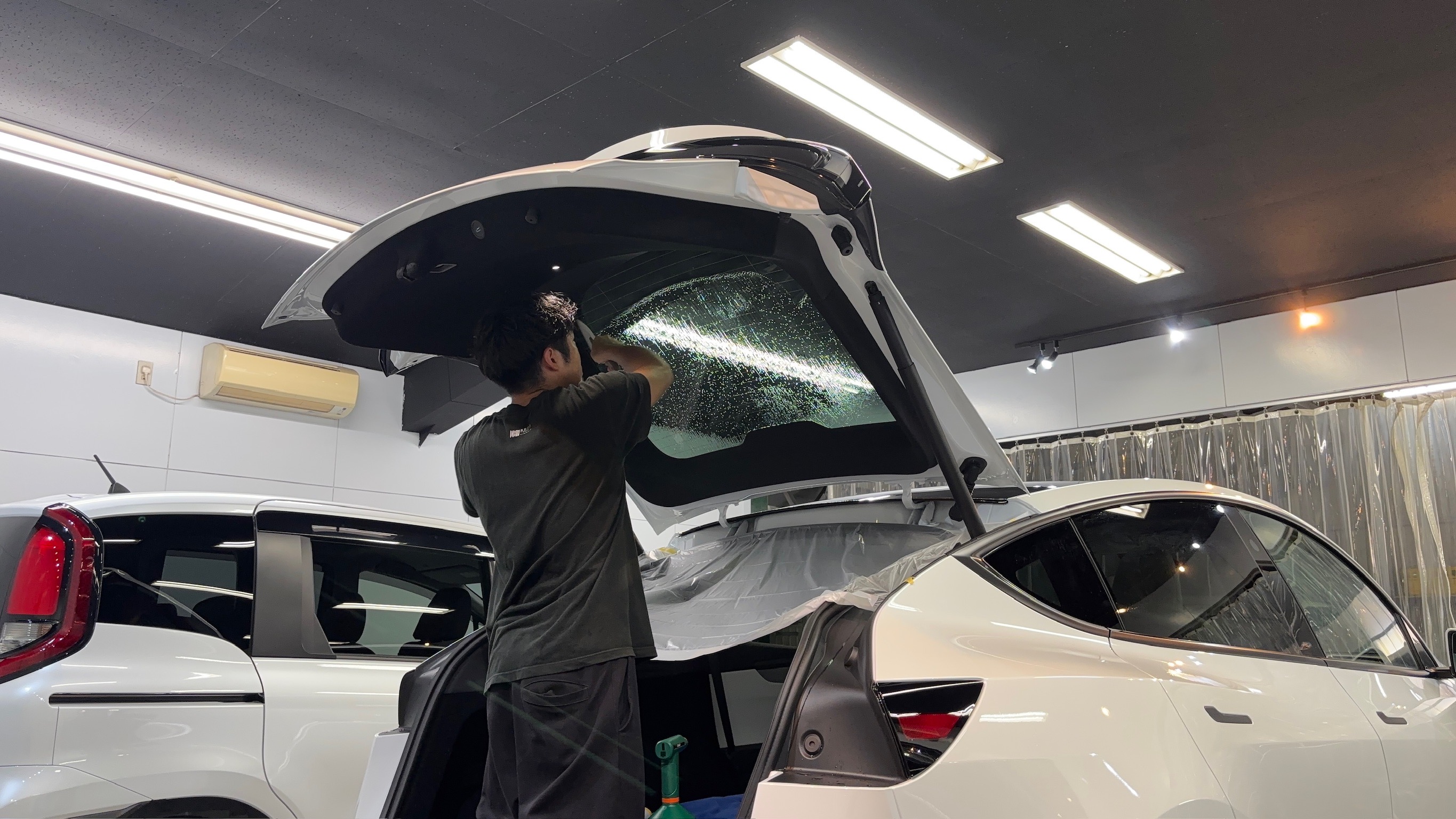テスラ・モデルY：断熱フィルム施工：施工写真２
