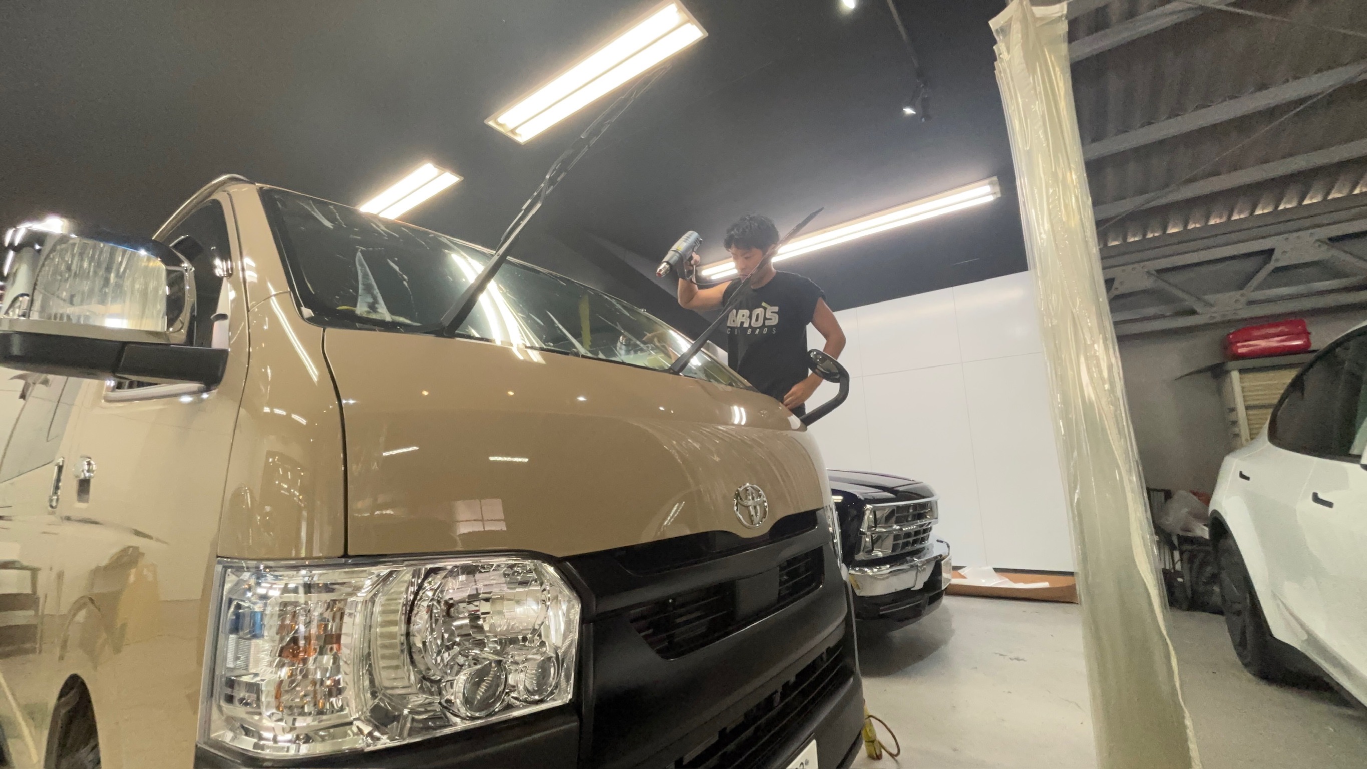 トヨタ・ハイエース：断熱フィルム施工：施工写真１