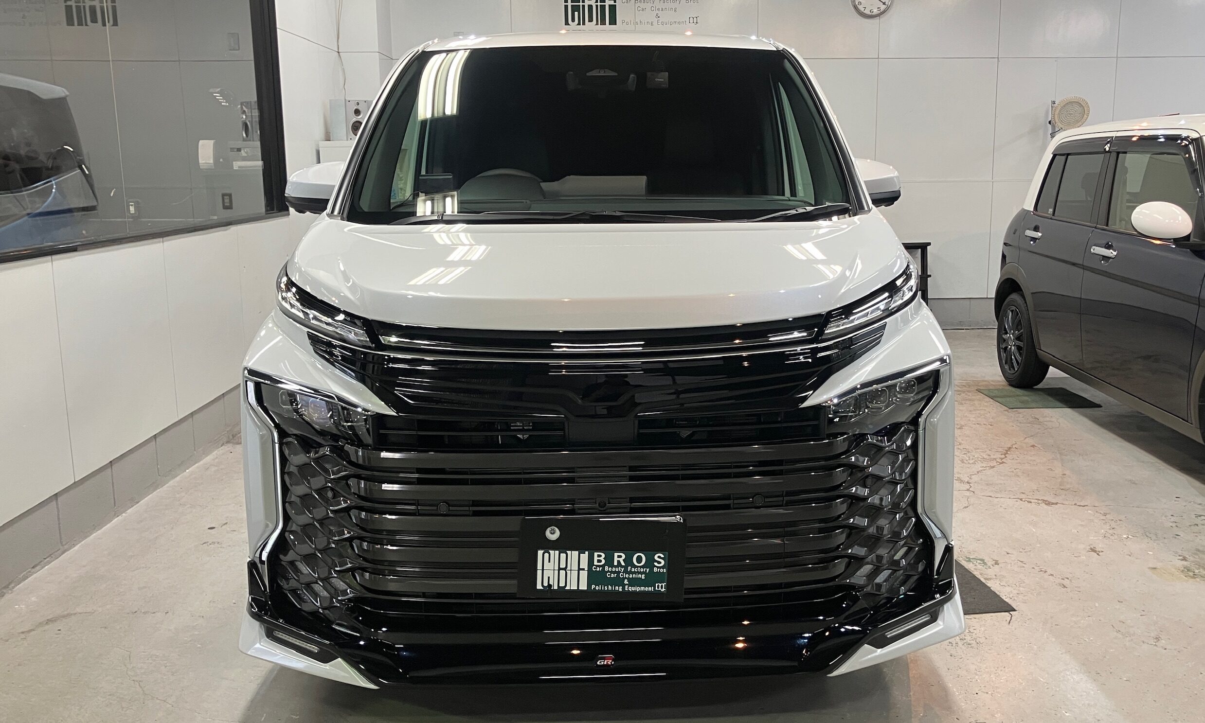 トヨタ・ヴォクシー：ガードグレイズ施工：完成写真