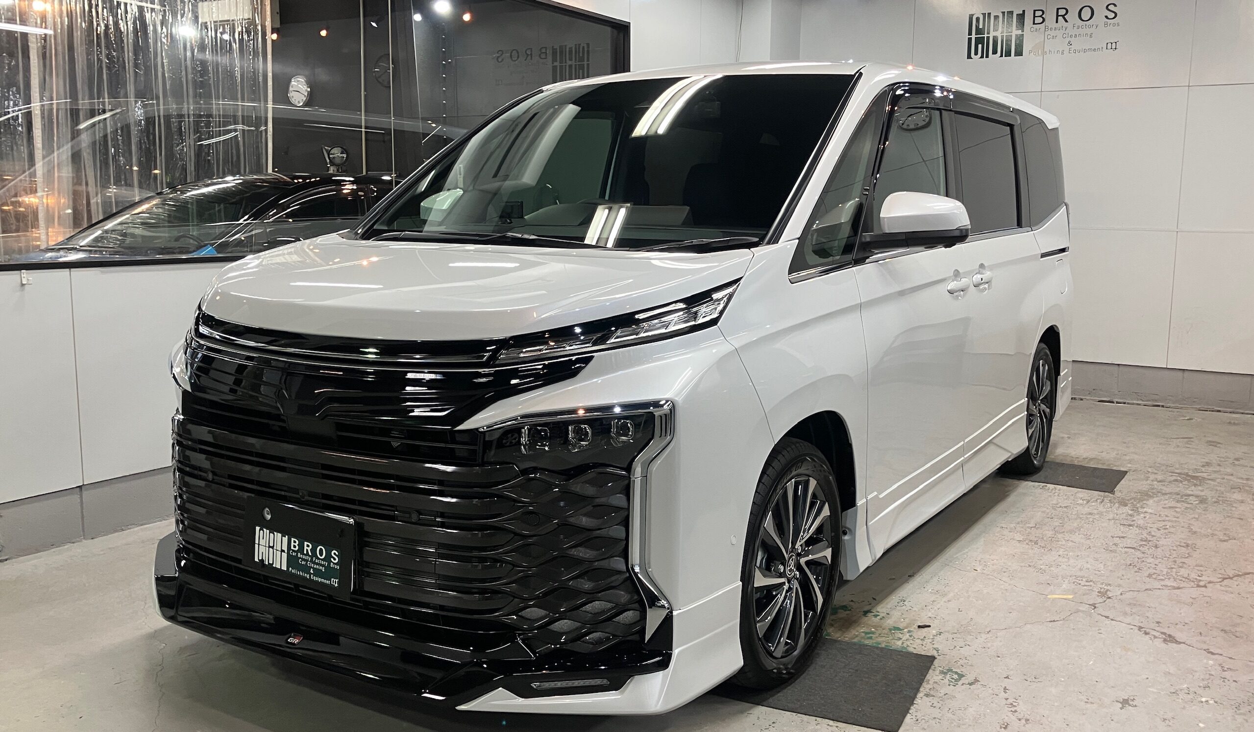 トヨタ・ヴォクシー：ガードグレイズ施工：施工写真２