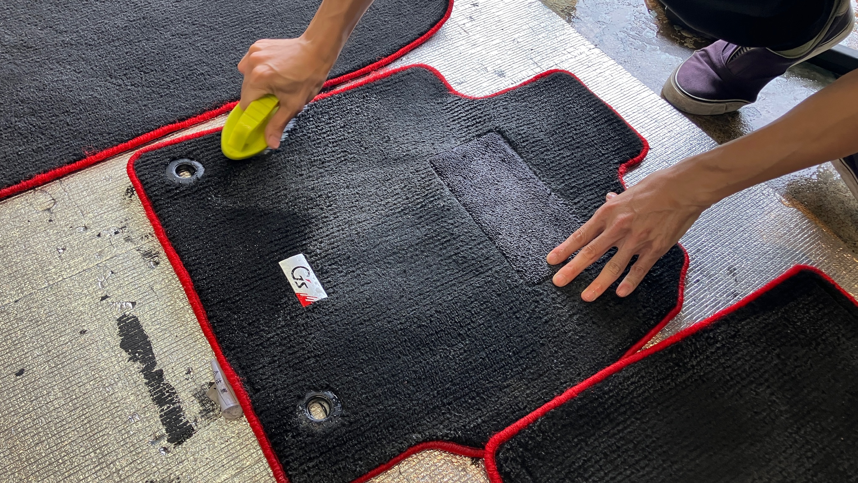 トヨタ・プリウス：クリーニング施工：施工写真２