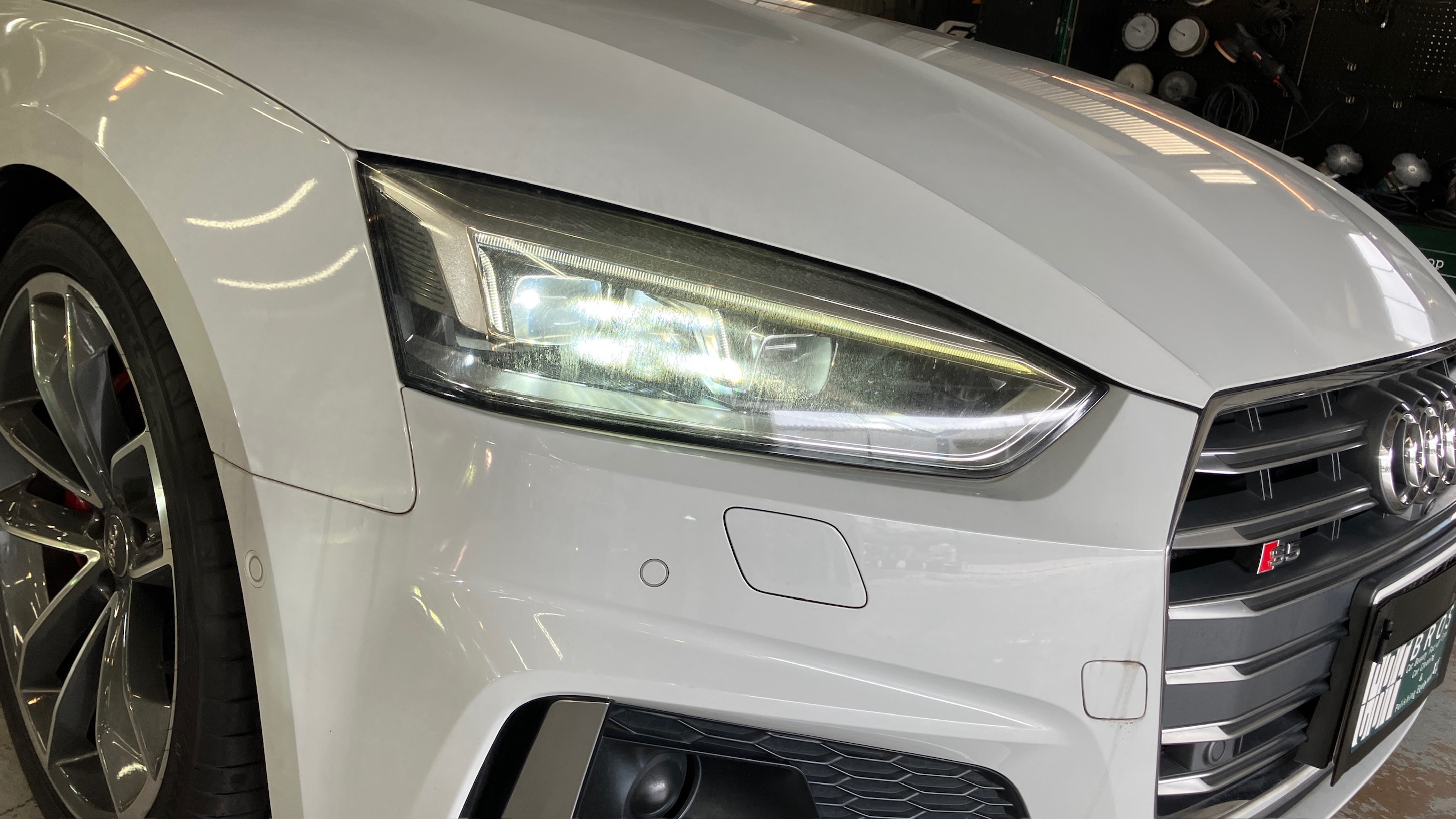 アウディ・A5:ヘッドライトリファイン:施工写真1