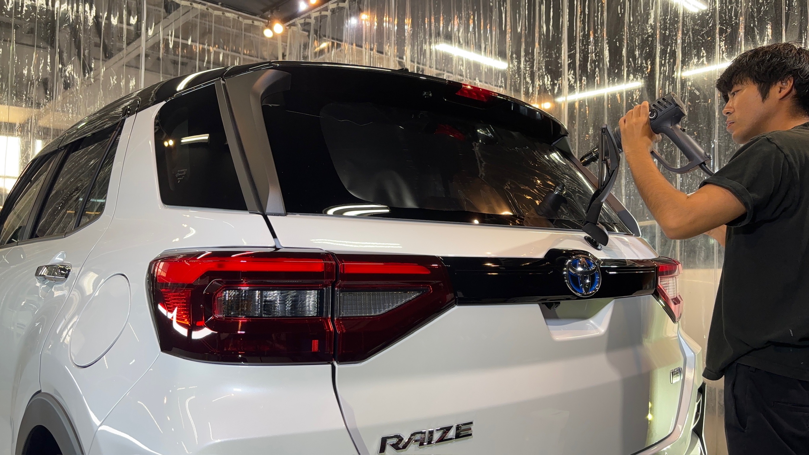 トヨタ・ライズ:ガードグレイズ施工:断熱カーフィルム施工:施工写真1