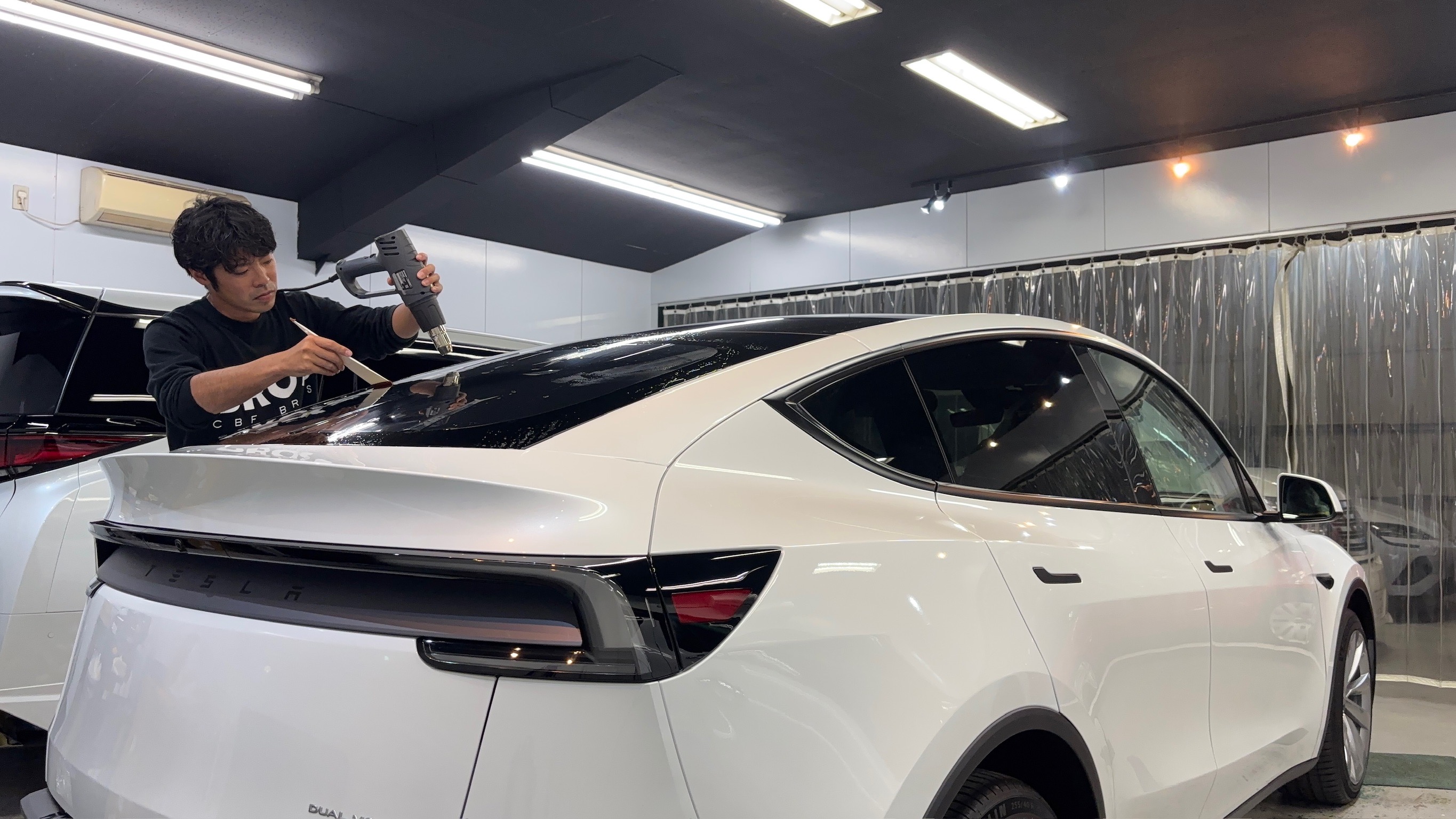 テスラ・モデルY:断熱フィルム施工:施工写真1