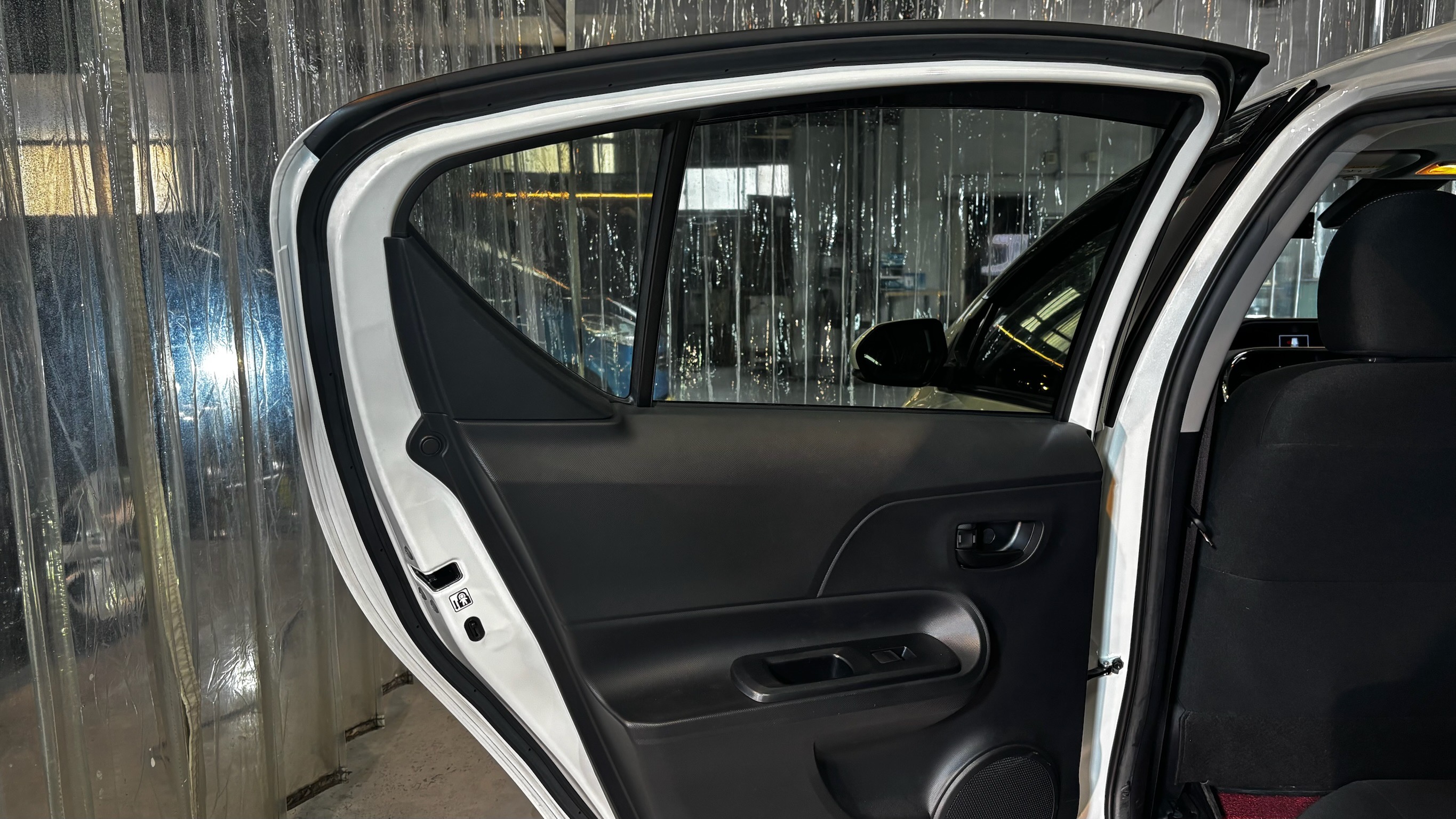 トヨタ・アクア:断熱カーフィルム施工:完成写真2