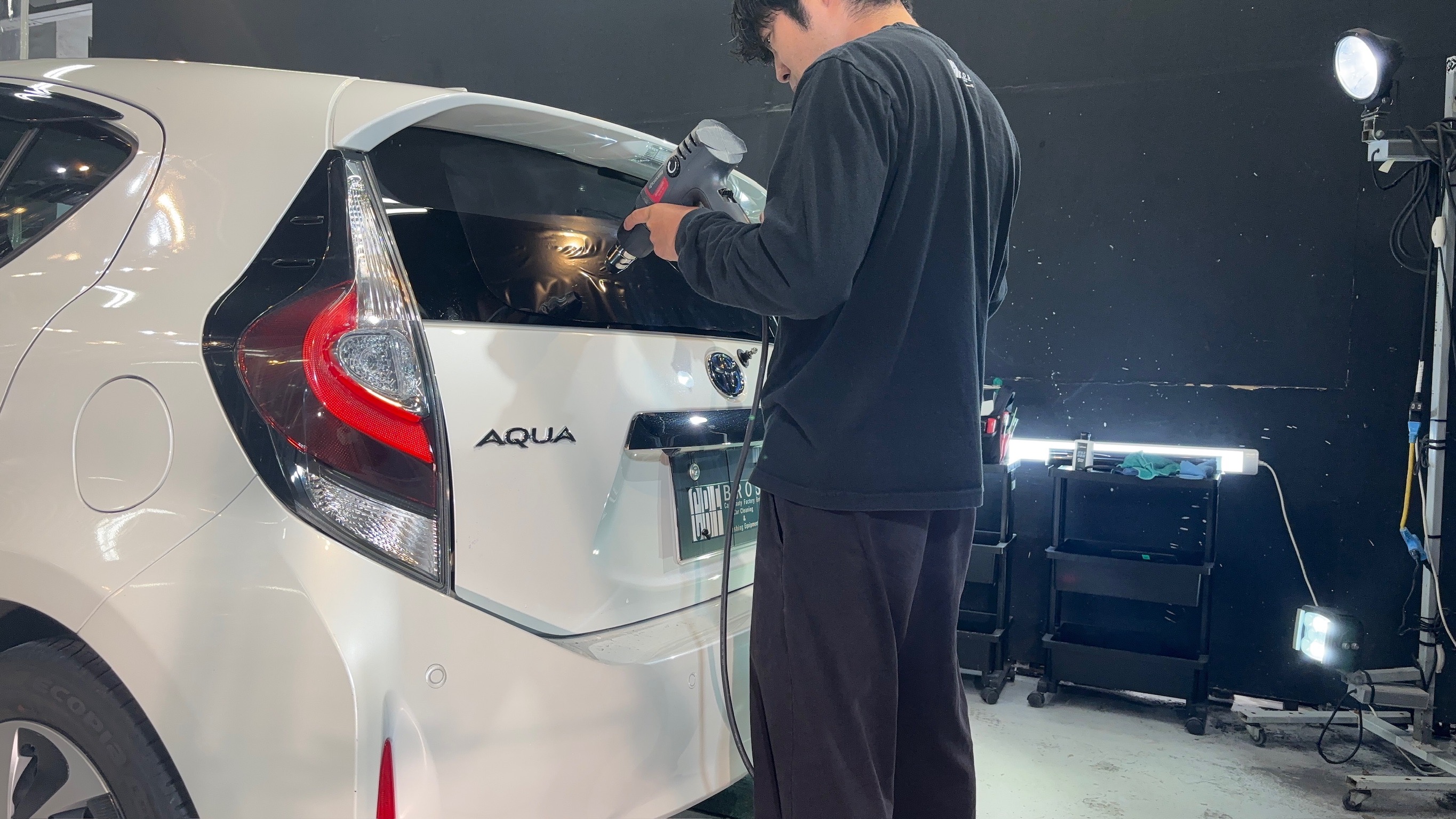 トヨタ・アクア:断熱カーフィルム施工:施工写真1