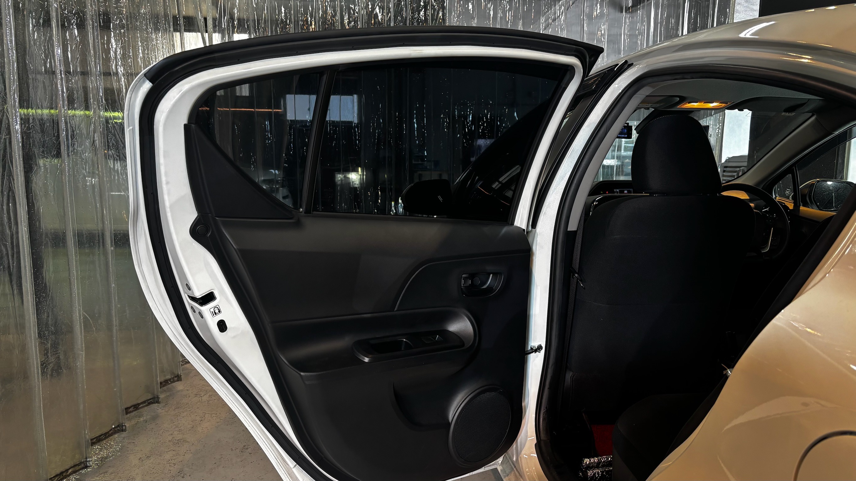 トヨタ・アクア:断熱カーフィルム施工:完成写真4