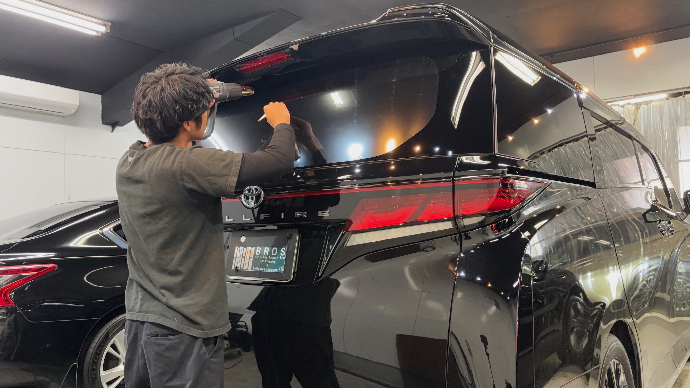 トヨタ・ヴェルファイア：断熱フィルム施工：施工写真１