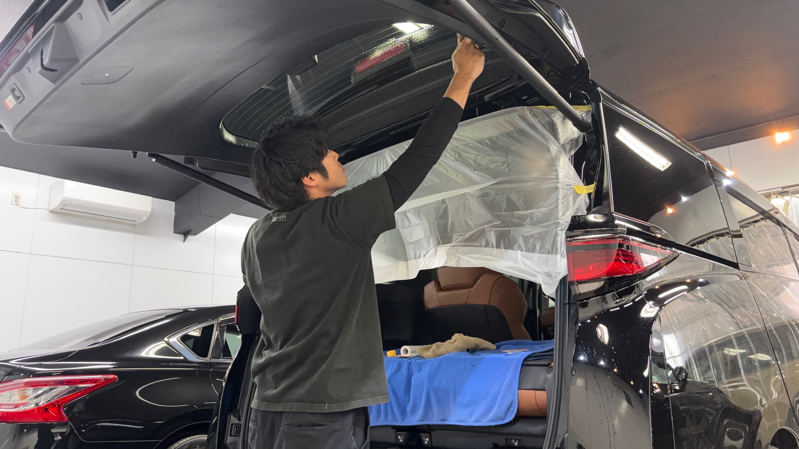 トヨタ・ヴェルファイア：断熱フィルム施工：施工写真２