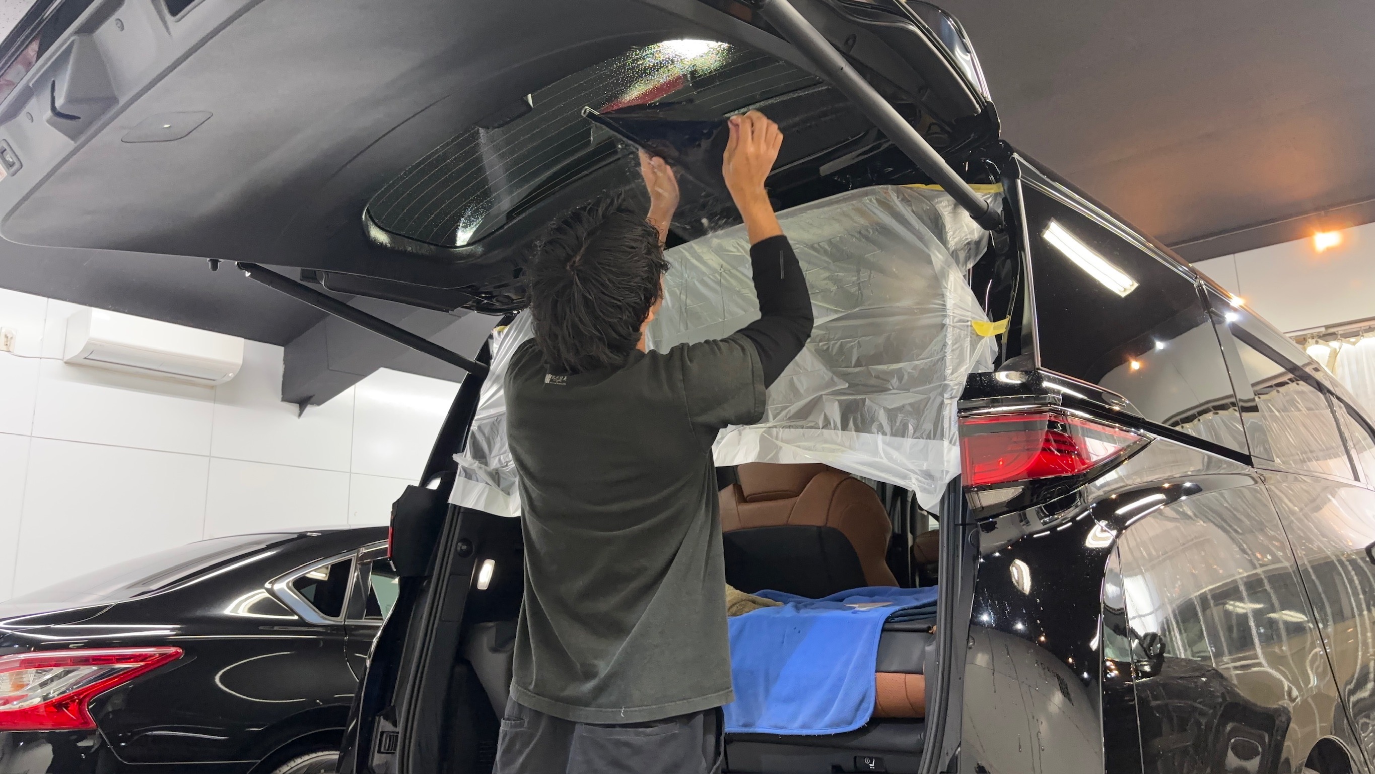 トヨタ・ヴェルファイア：断熱フィルム施工：施工写真３