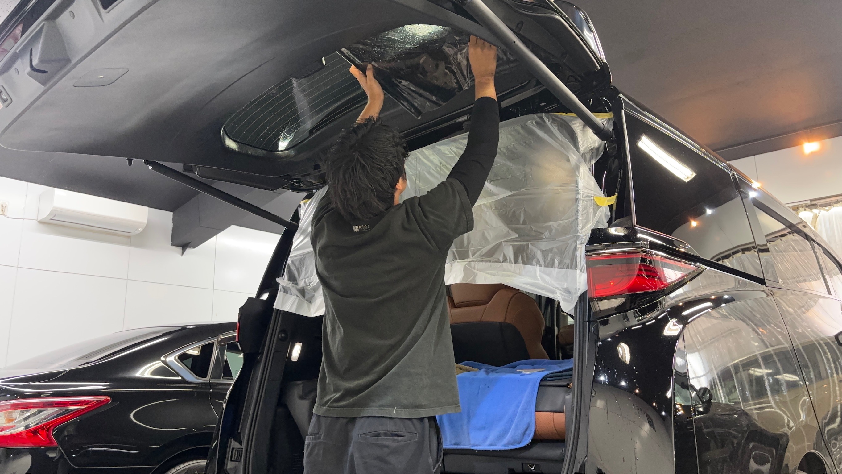 トヨタ・ヴェルファイア：断熱フィルム施工：施工写真４