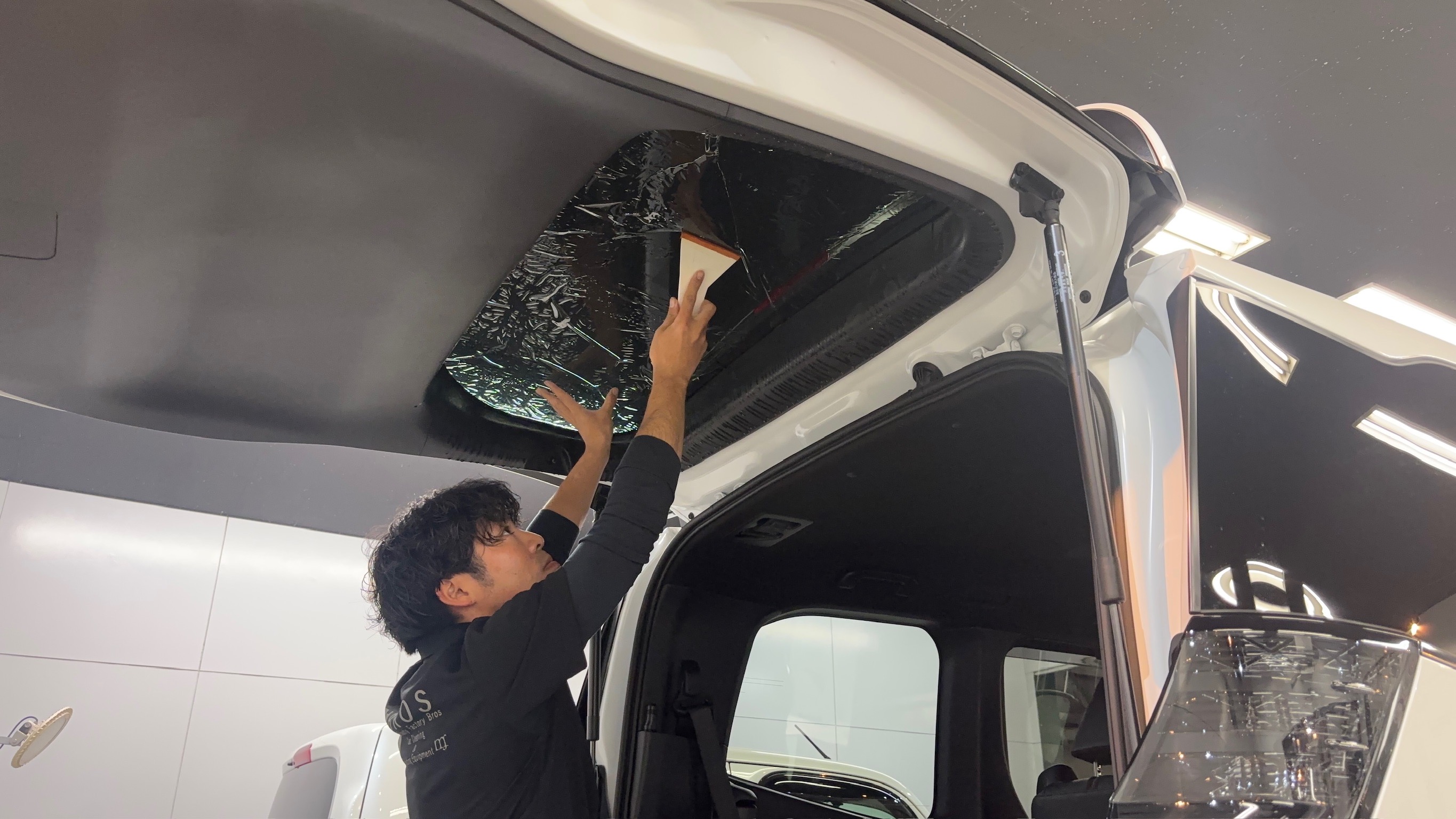 トヨタ・ヴォクシー：断熱カーフィルム施工：施工写真１