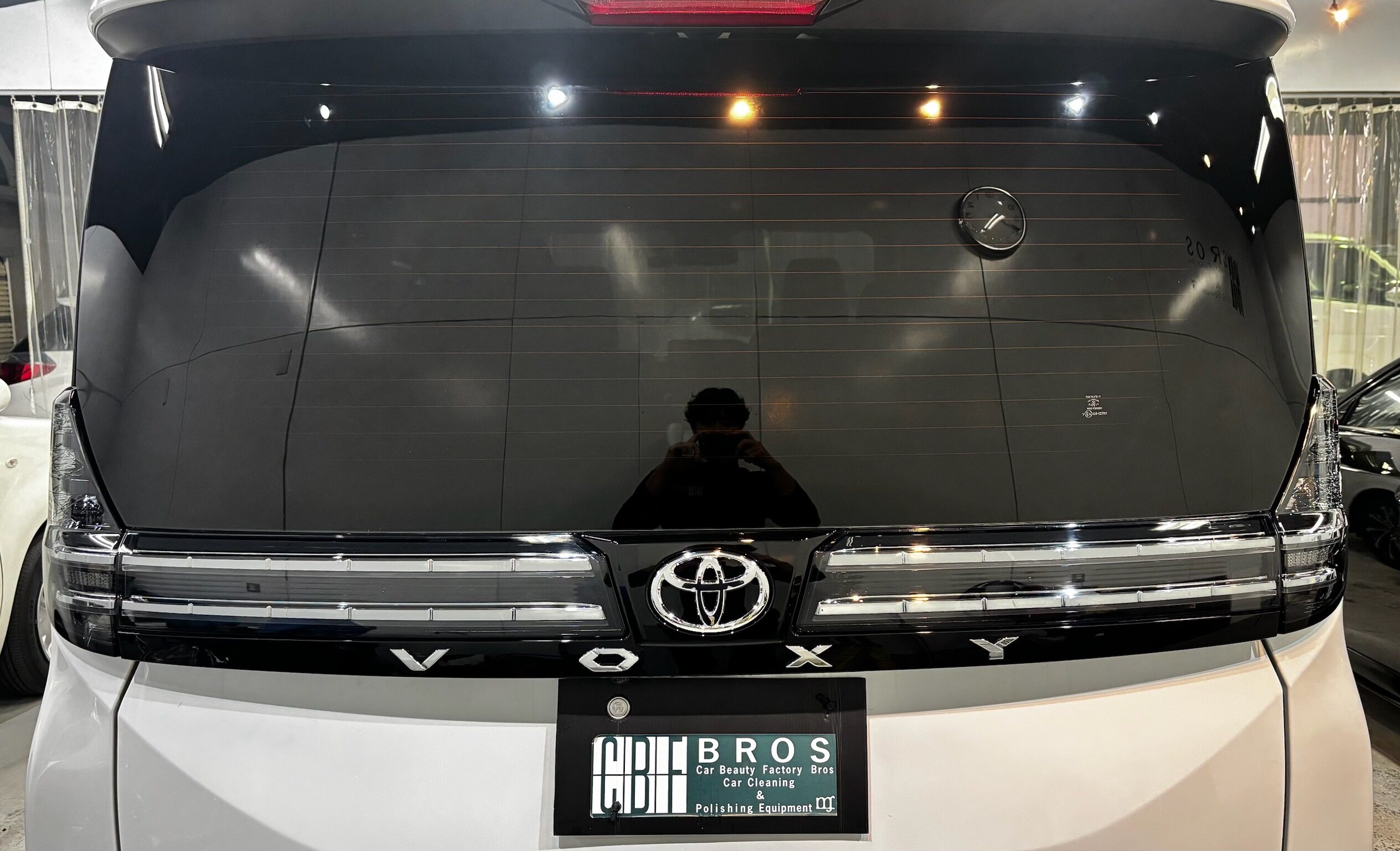 トヨタ・ヴォクシー：断熱カーフィルム施工：完成写真３