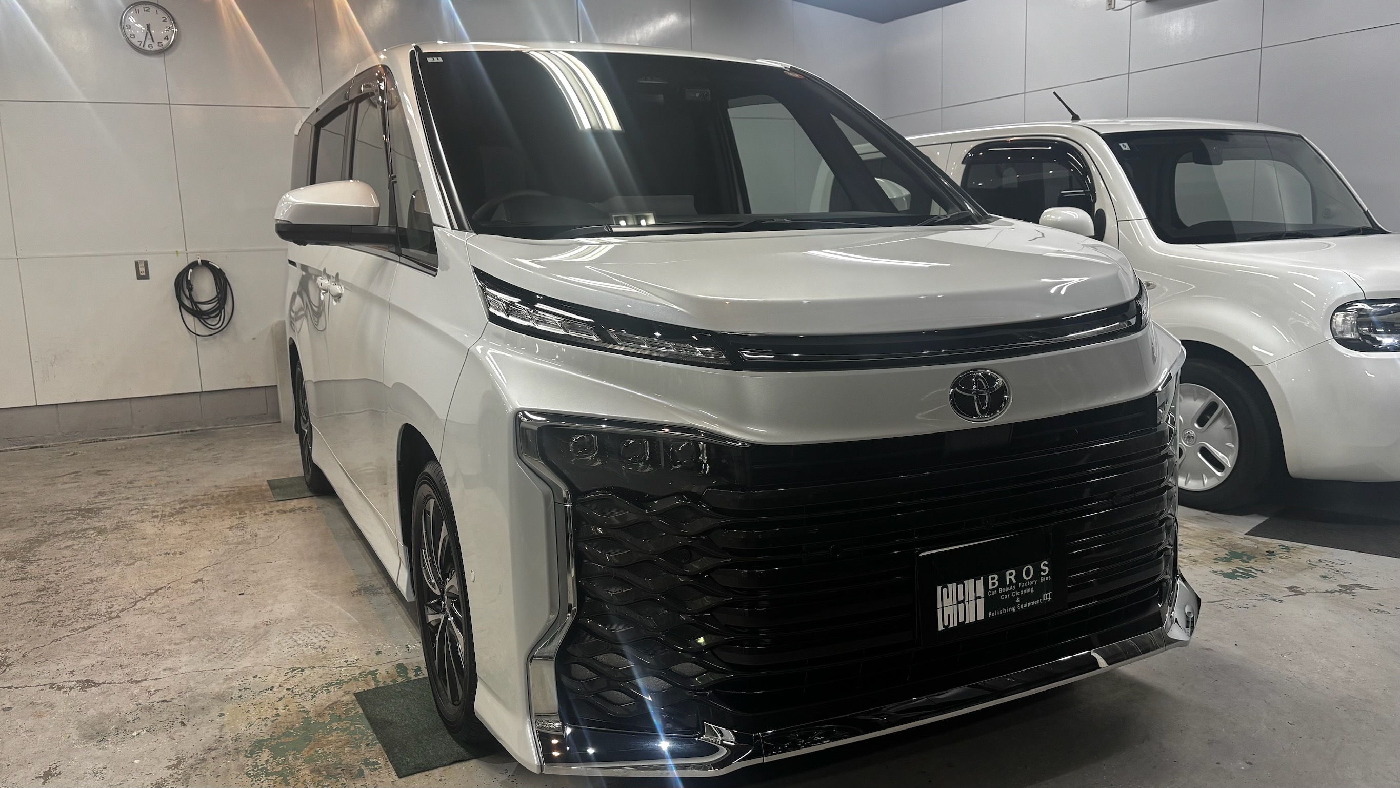 トヨタ・ヴォクシー：ガードグレイズ施工：完成写真１