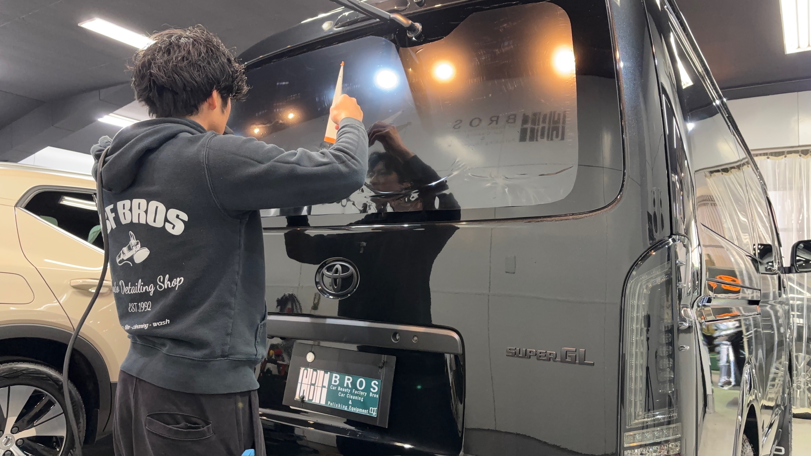 トヨタ・ハイエース：断熱カーフィルム施工：施工写真１