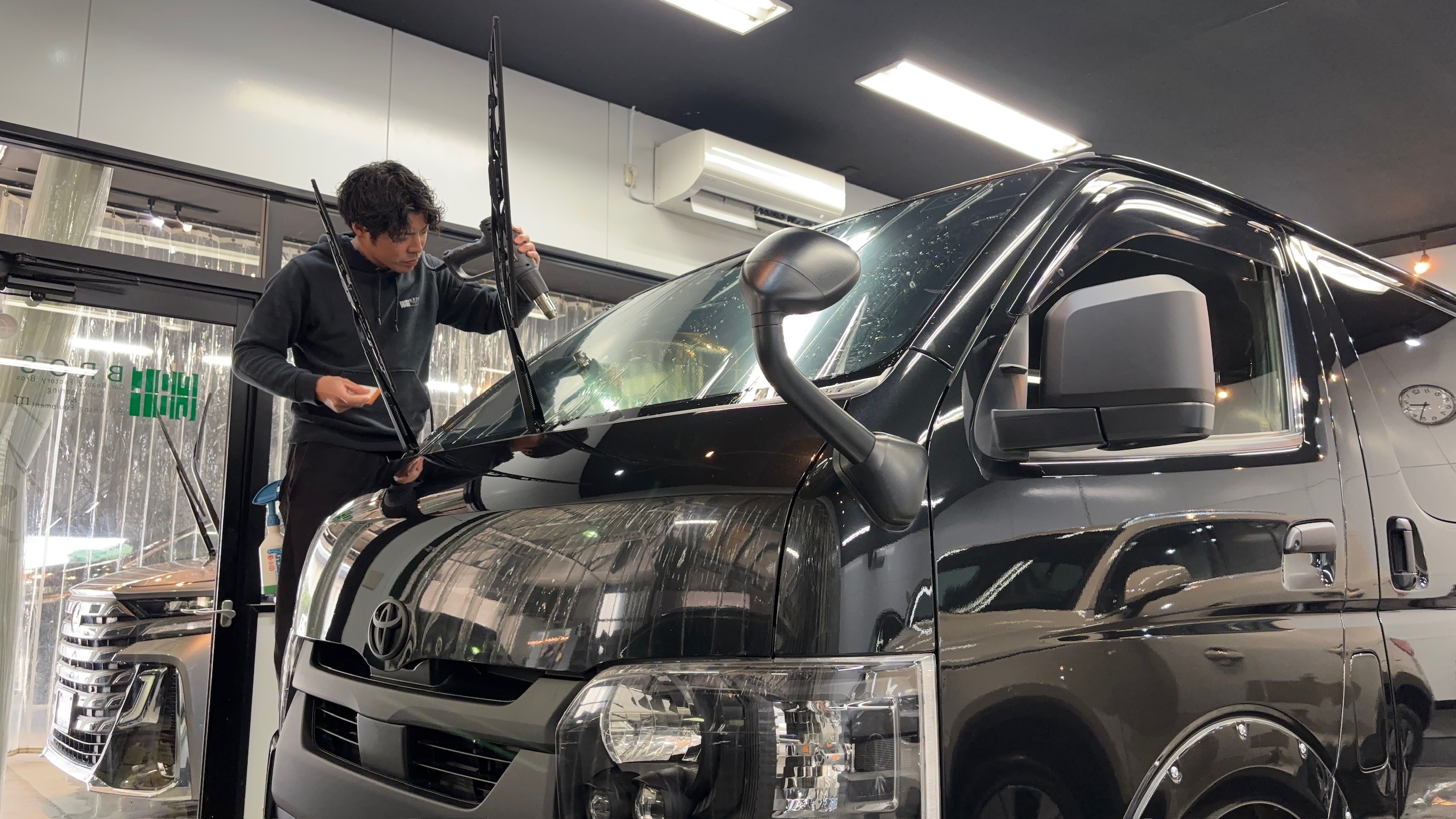 トヨタ・ハイエース：断熱カーフィルム施工：施工写真２