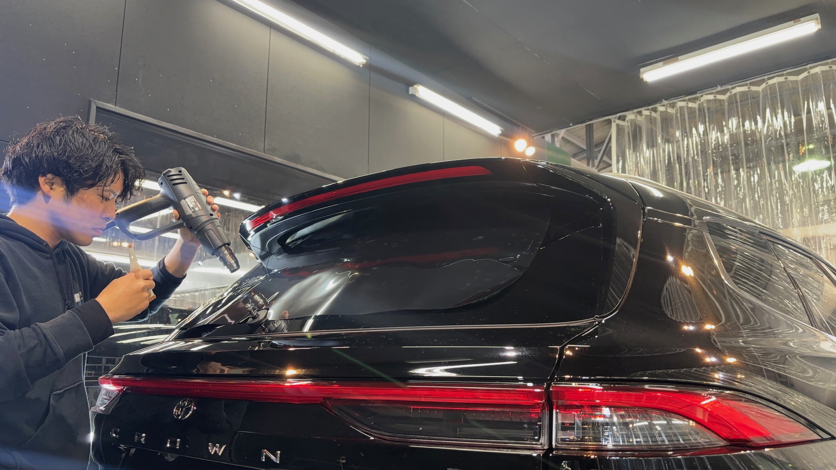 トヨタ・クラウンエステート:断熱フィルム施工:施工写真1