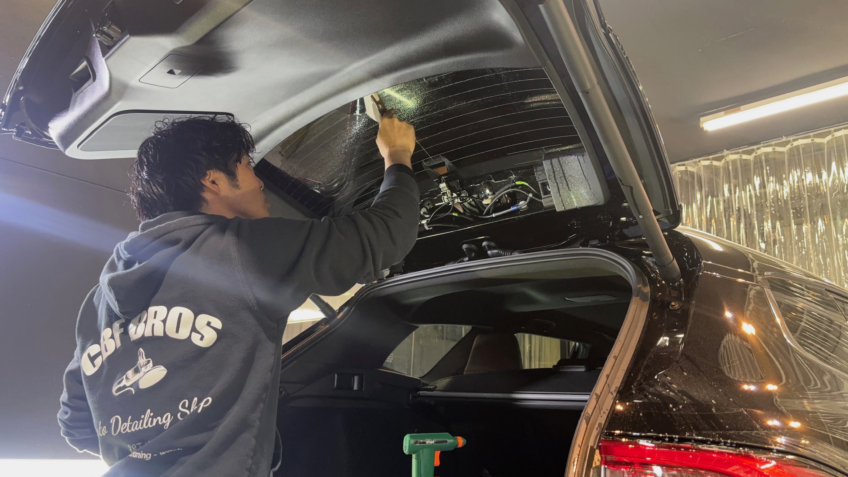 トヨタ・クラウンエステート:断熱フィルム施工:施工写真2