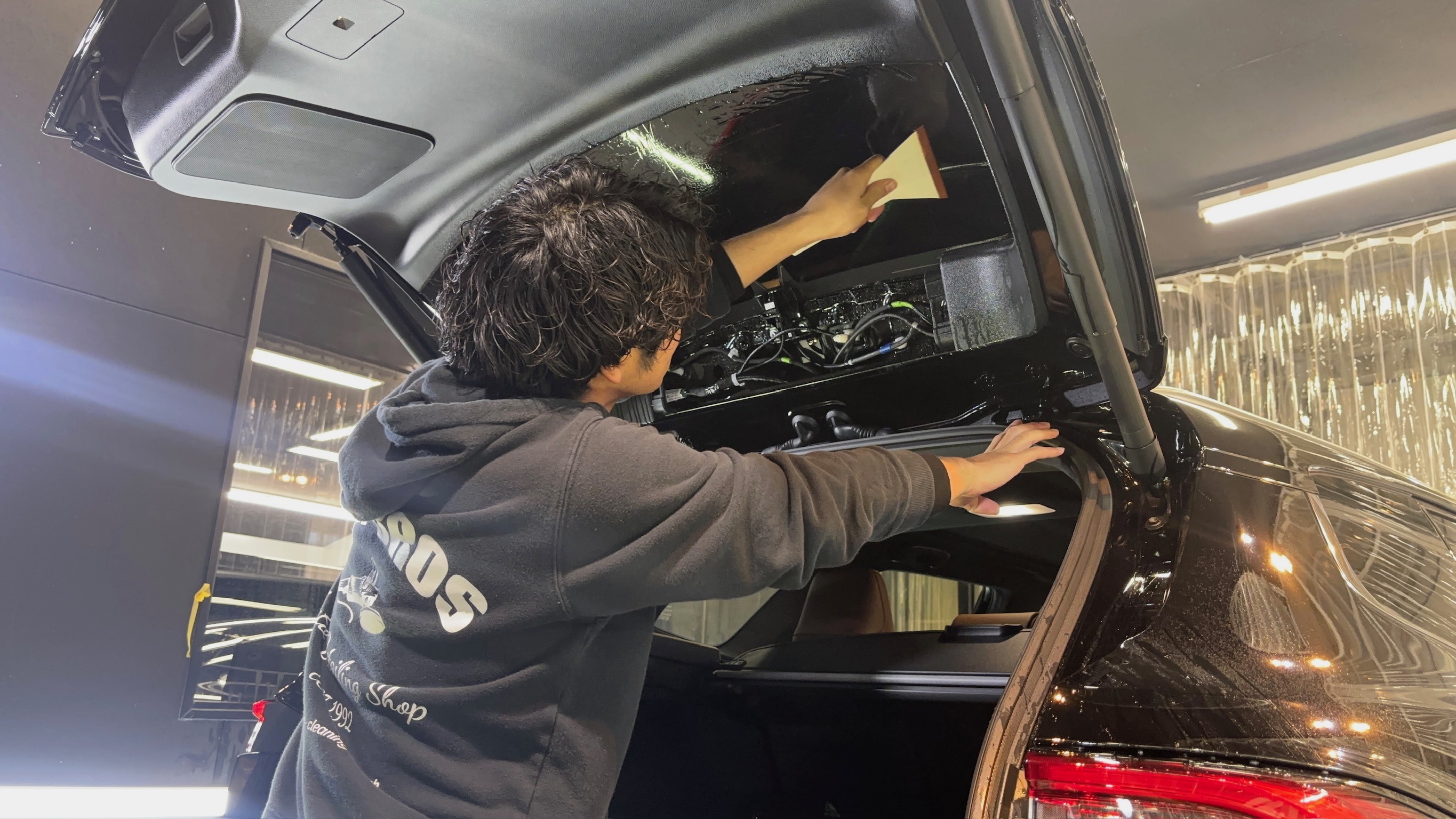 トヨタ・クラウンエステート:断熱フィルム施工:施工写真4