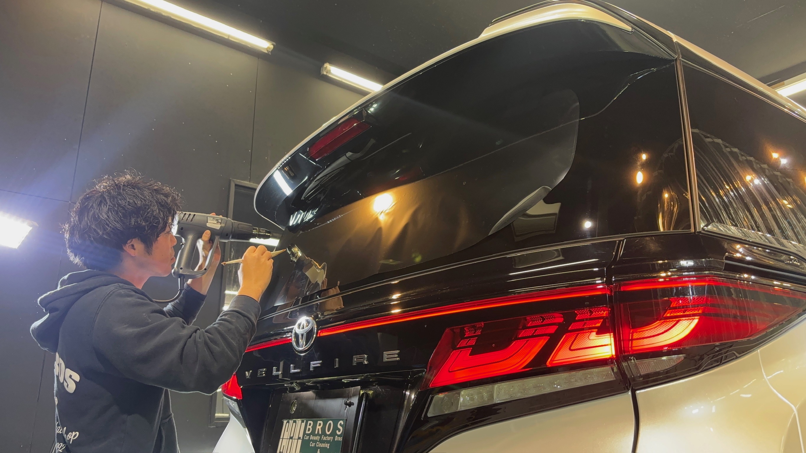 トヨタ・ヴェルファイア：断熱フィルム施工：施工写真２