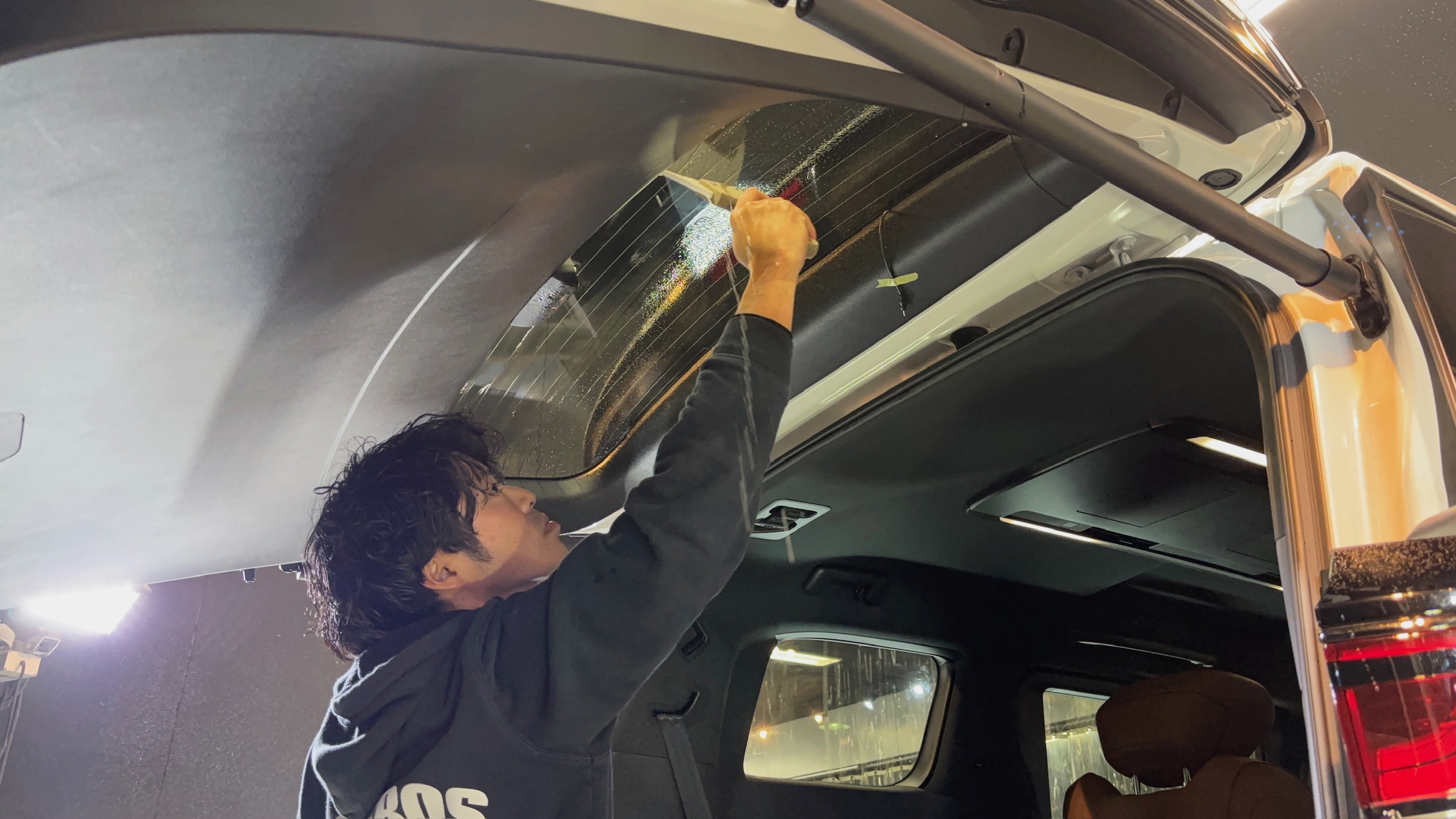 トヨタ・ハイエース：断熱カーフィルム施工：施工写真４