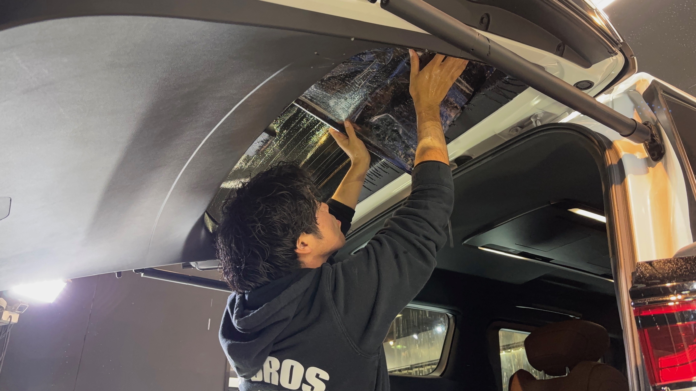 トヨタ・ハイエース：断熱カーフィルム施工：施工写真５