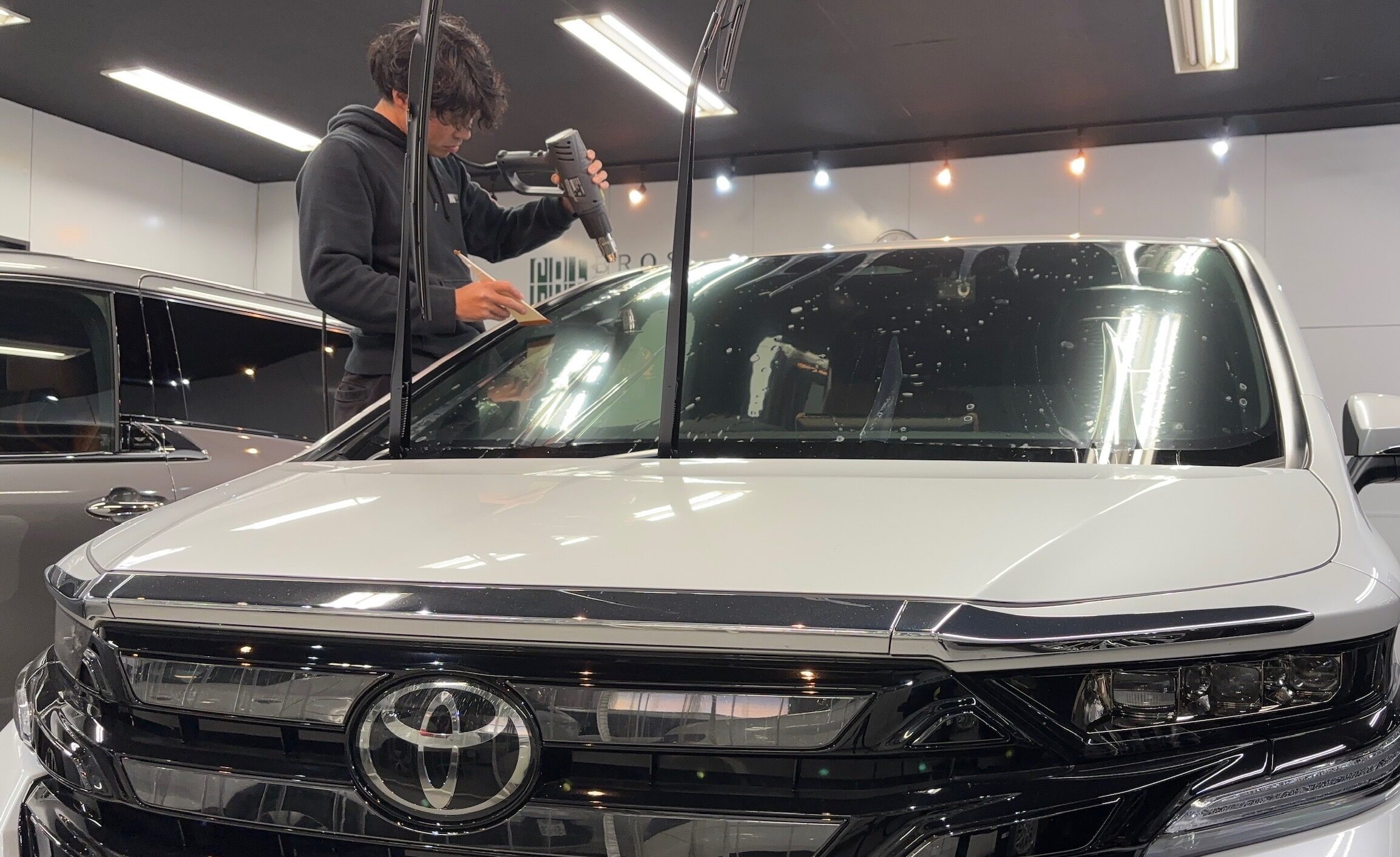 トヨタ・ヴェルファイア：断熱フィルム施工：施工写真１