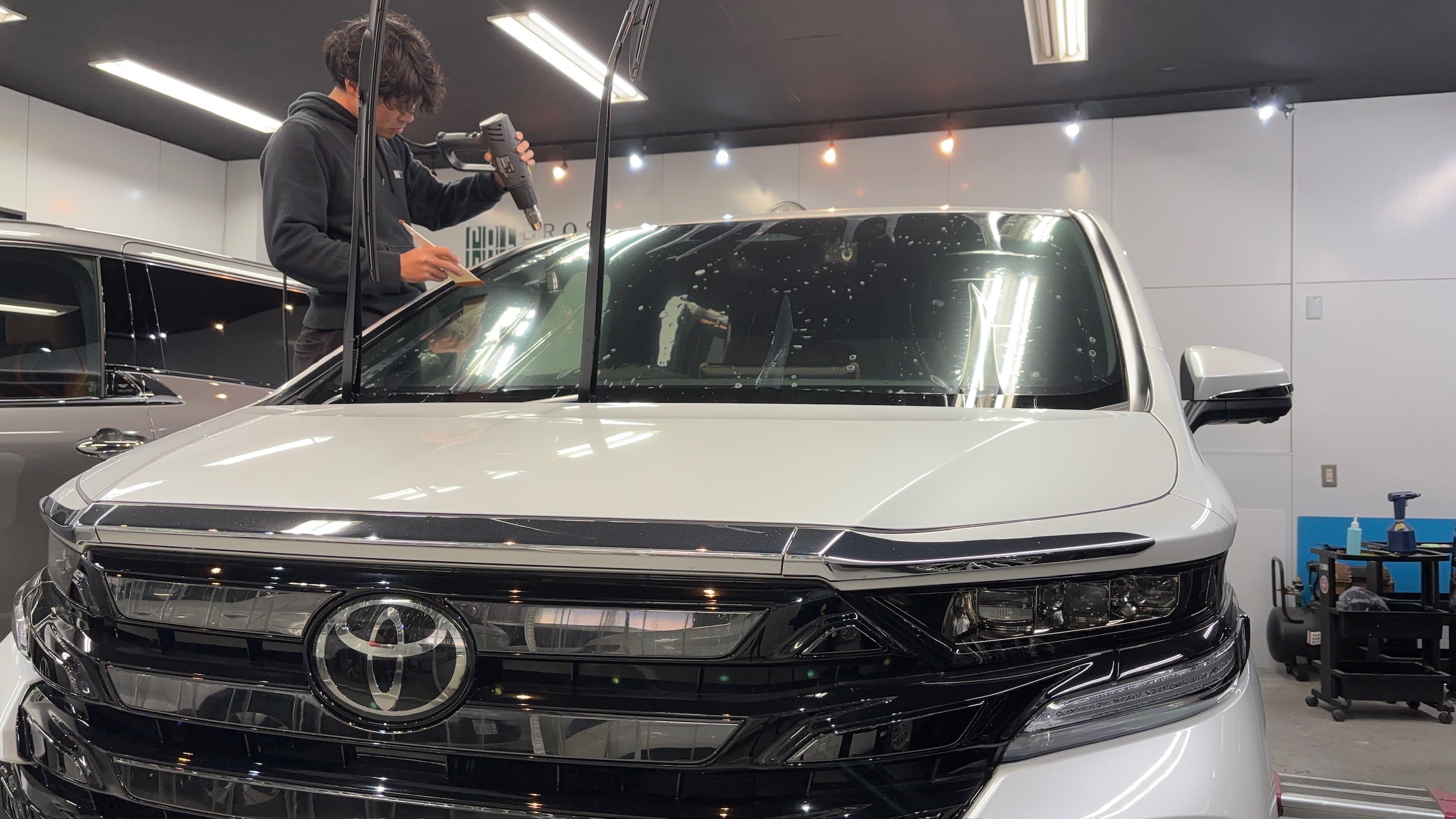 トヨタ・ヴェルファイア：断熱カーフィルム施工：施工写真１