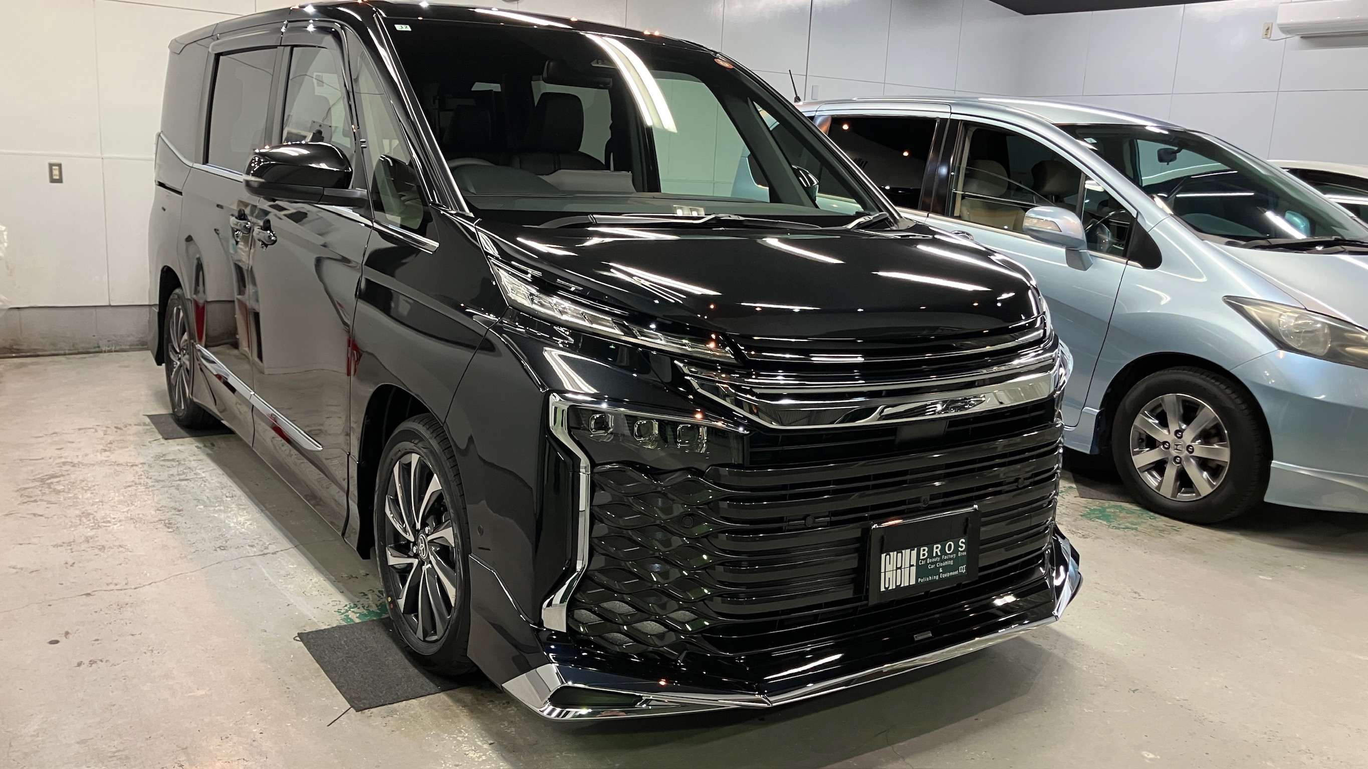 トヨタ・ヴォクシー：ガードグレイズ施工：完成写真２