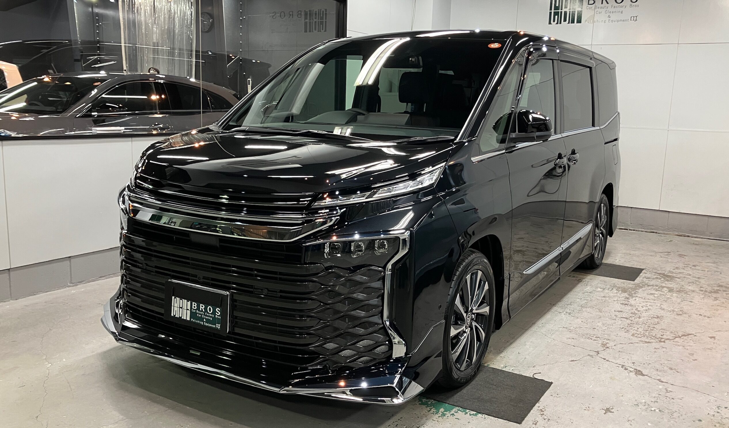 トヨタ・ヴォクシー：ガードグレイズ施工：完成写真３