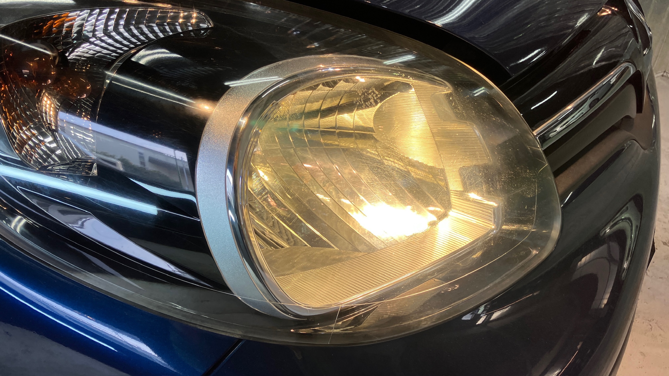 ルノー・カングー：ヘッドライトリファイン施工：施工写真１