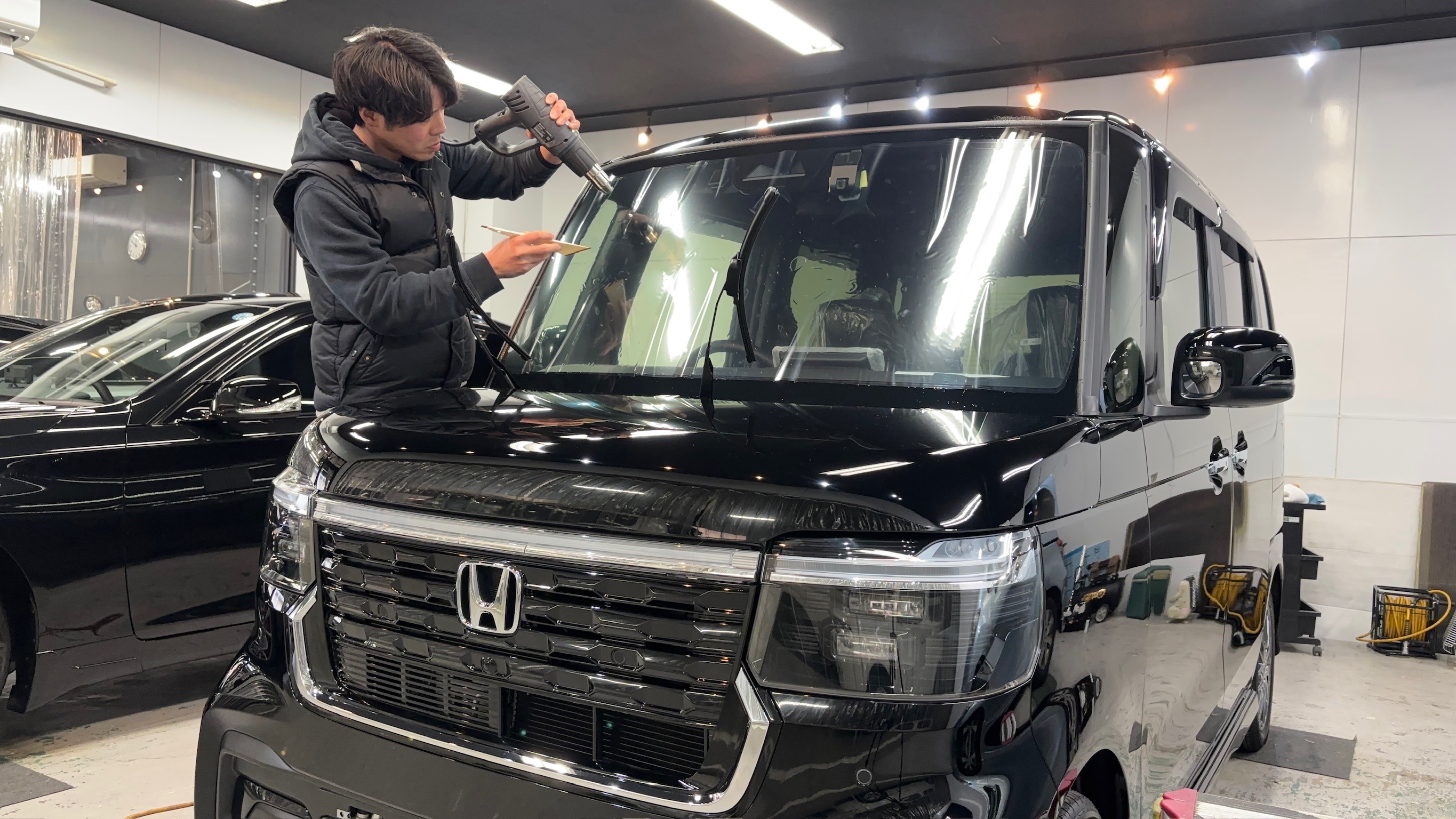 ホンダ・NーBOX:断熱カーフィルム施工:施工写真1