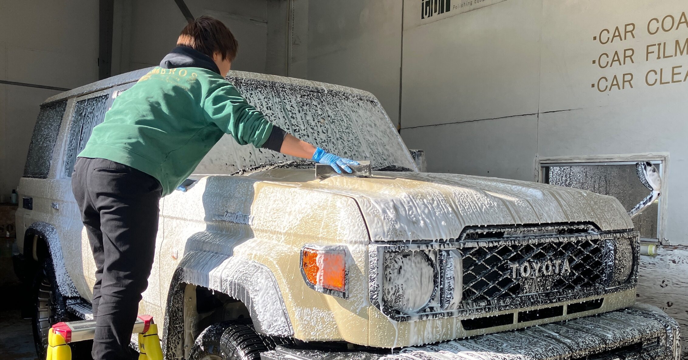 トヨタ・ランクル７０：セラミックコーティング施工：施工写真１