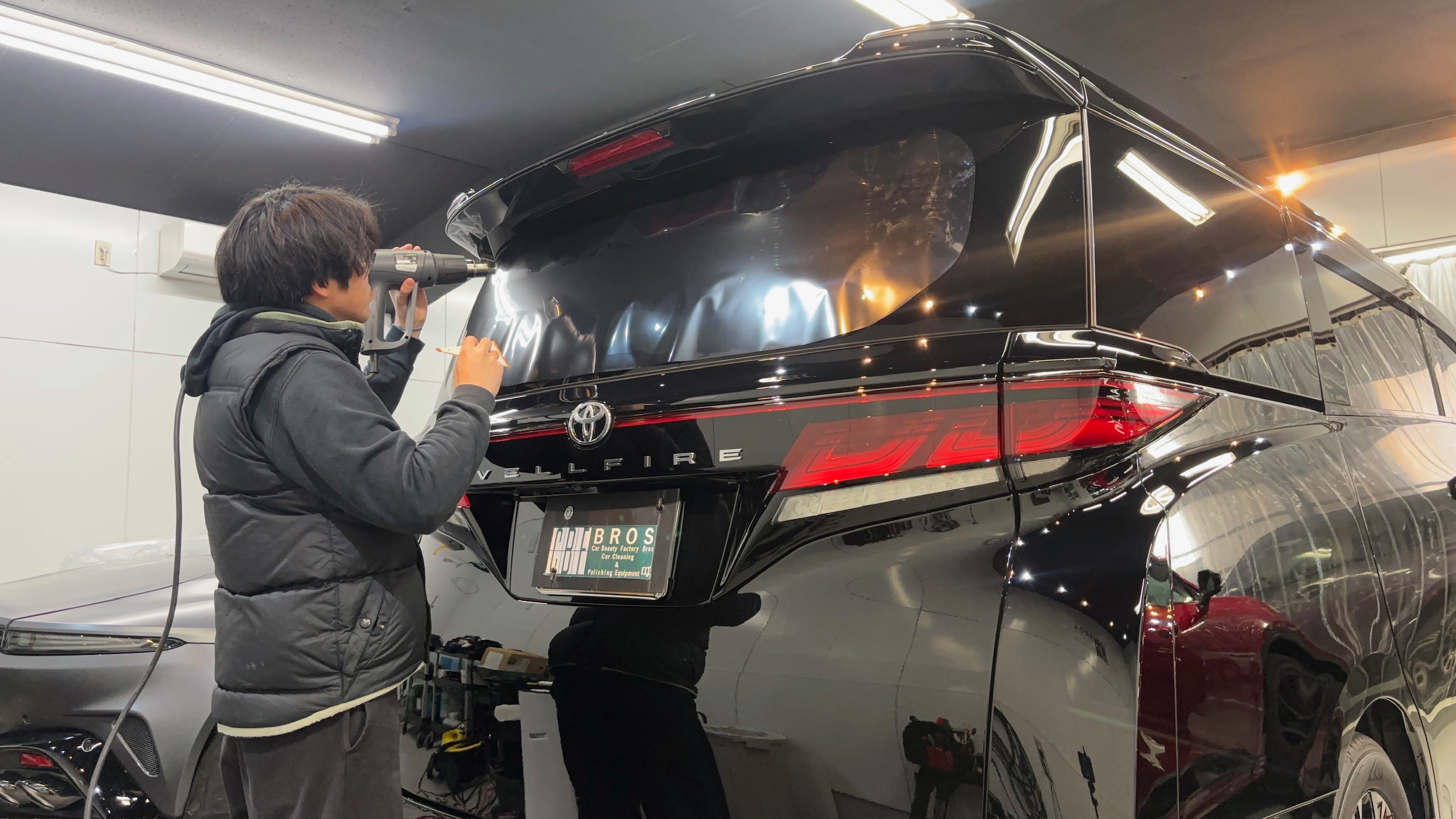 トヨタ・ヴェルファイア:断熱カーフィルム施工:施工写真1