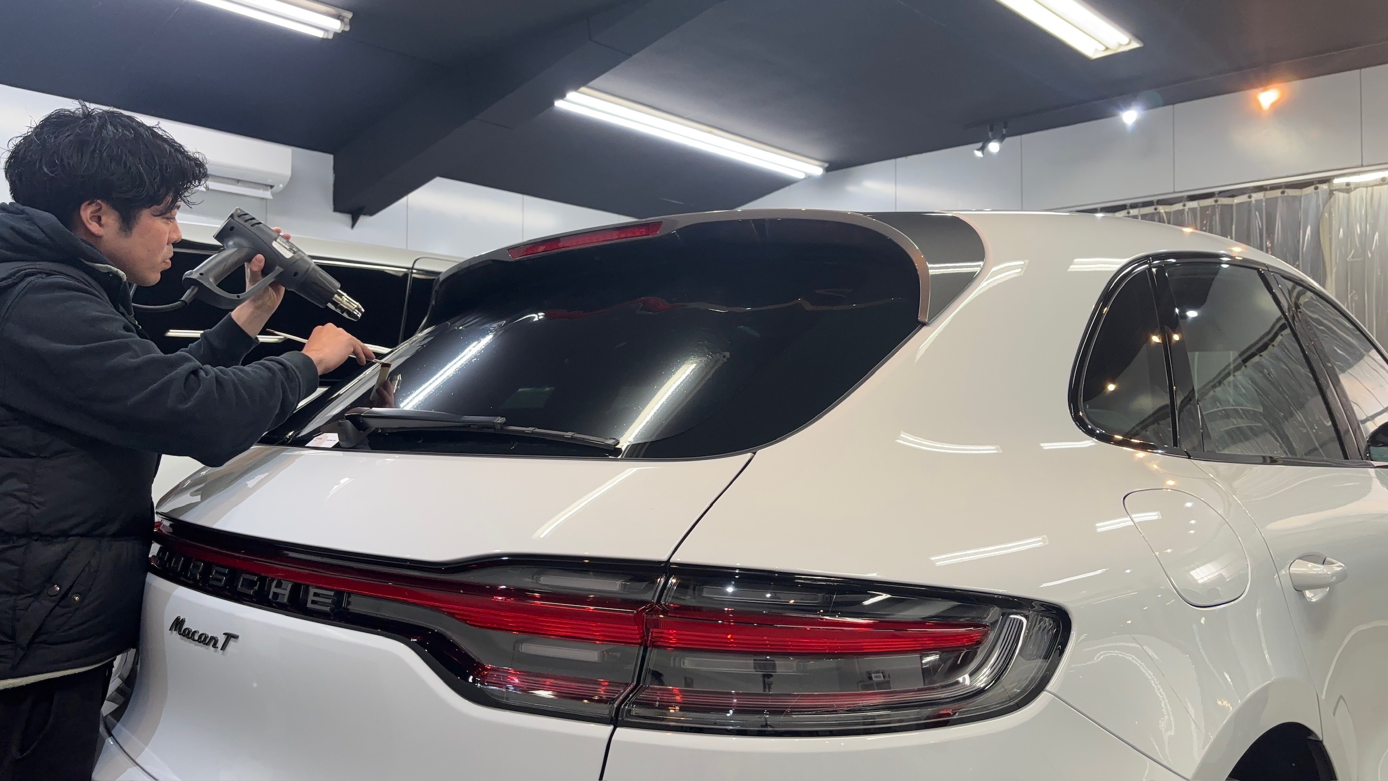 ポルシェ・マカン:断熱カーフィルム施工:施工写真1