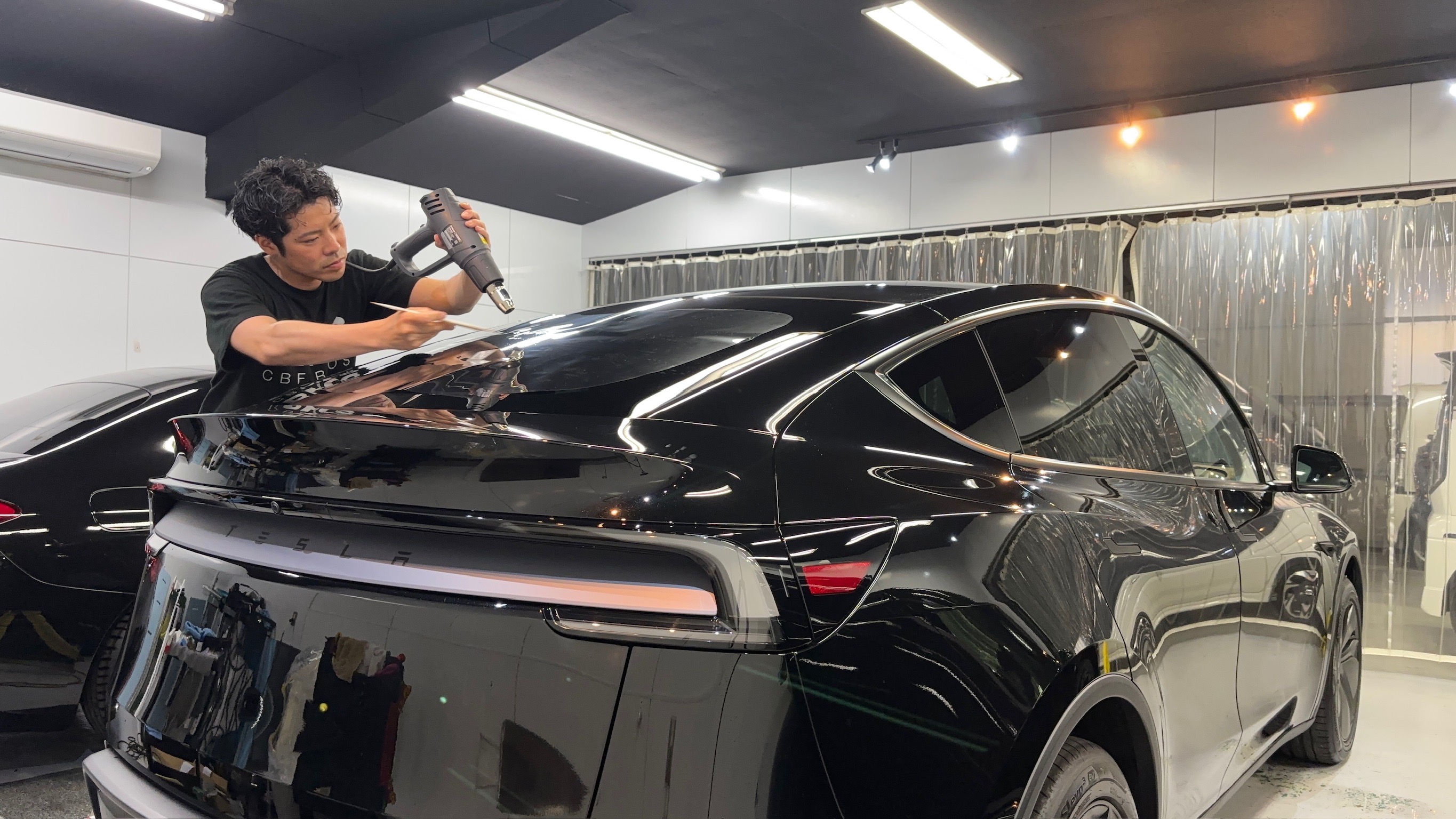 テスラ・モデルY：断熱カーフィルム施工：施工写真２
