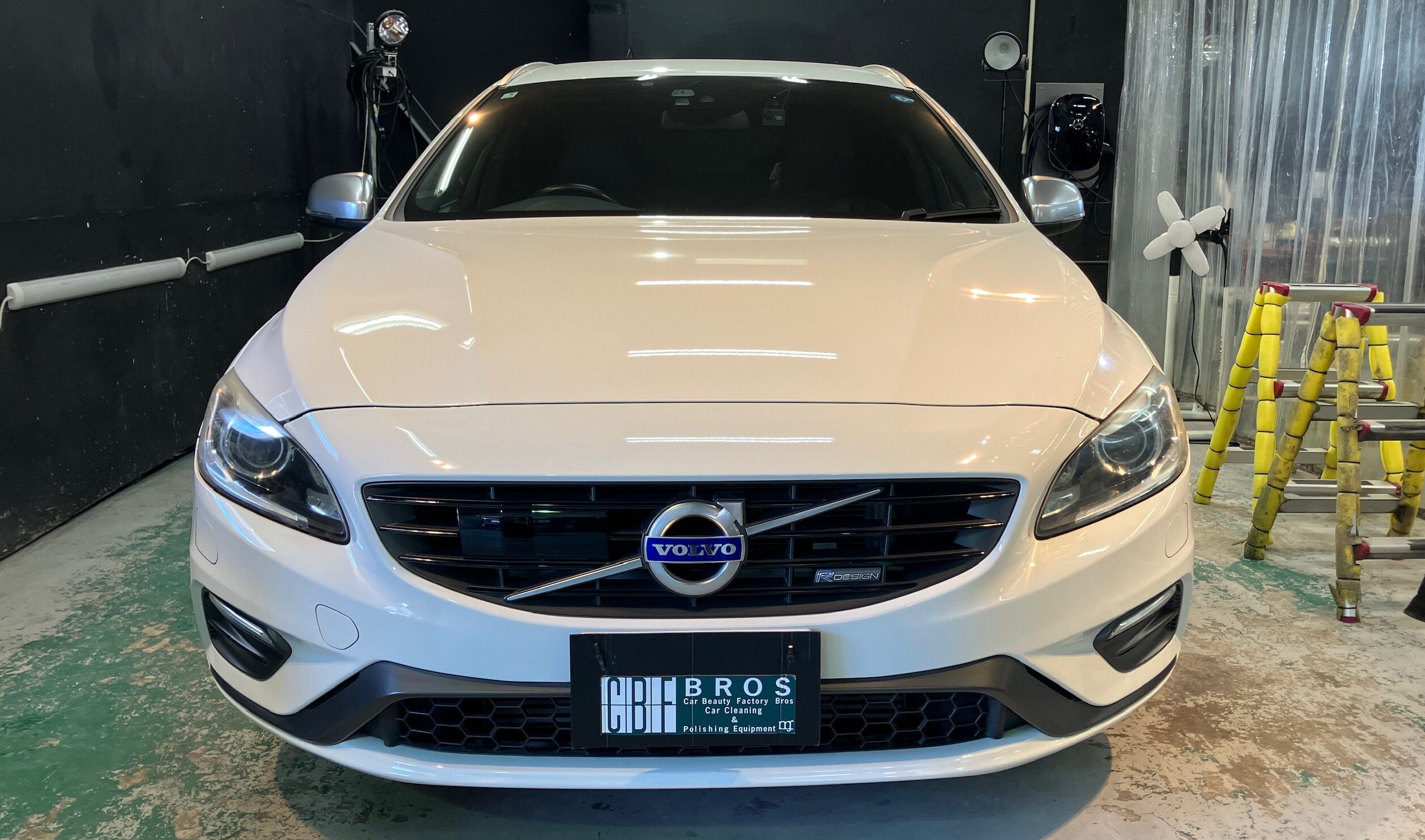 ボルボ・V60：ヘッドライトリファイン施工：施工前の写真１