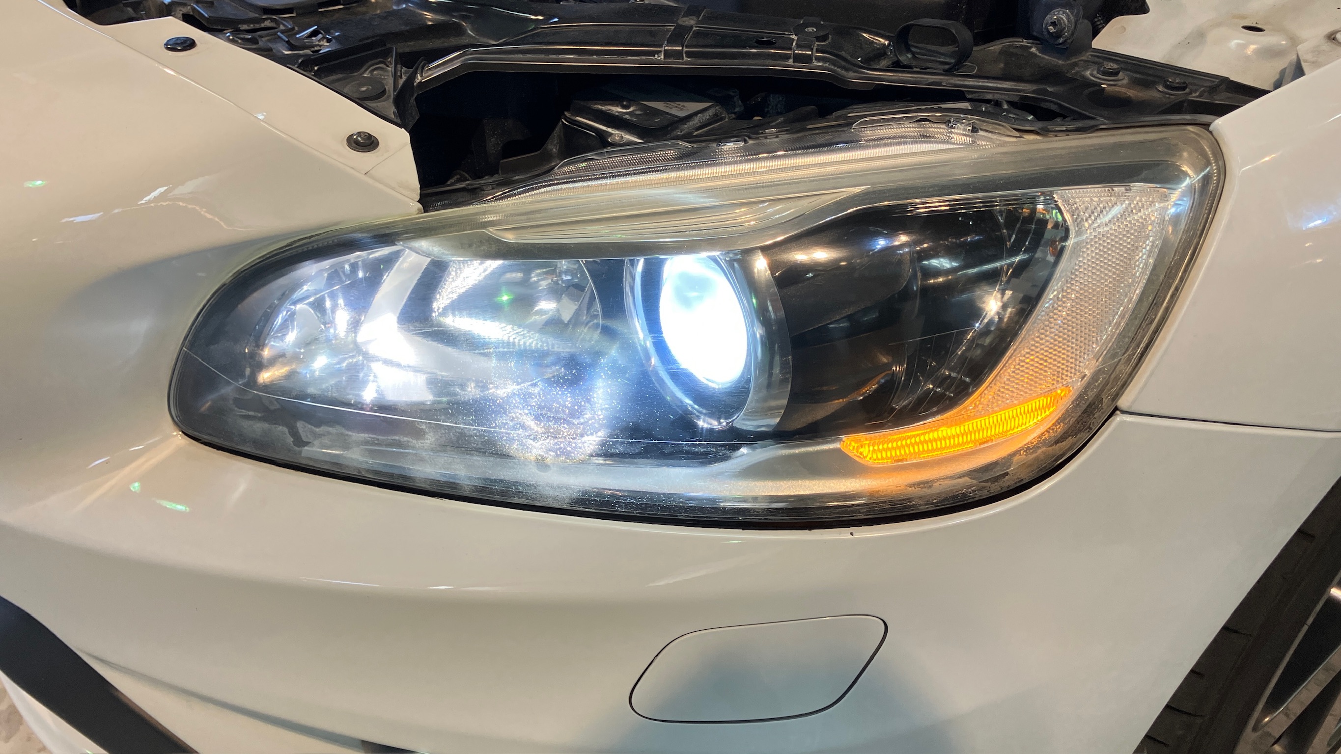 ボルボ・V60：ヘッドライトリファイン施工：施工前の写真２