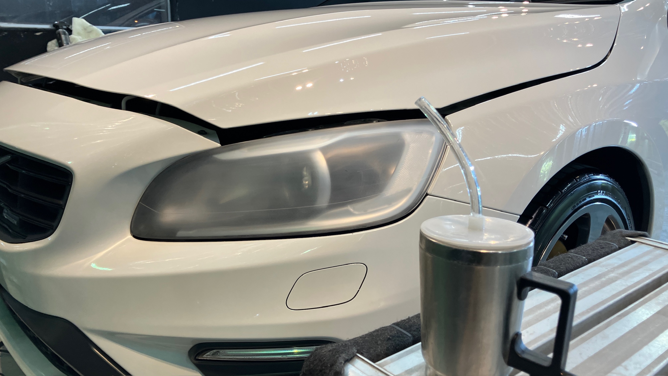 ボルボ・V60：ヘッドライトリファイン施工：施工写真２