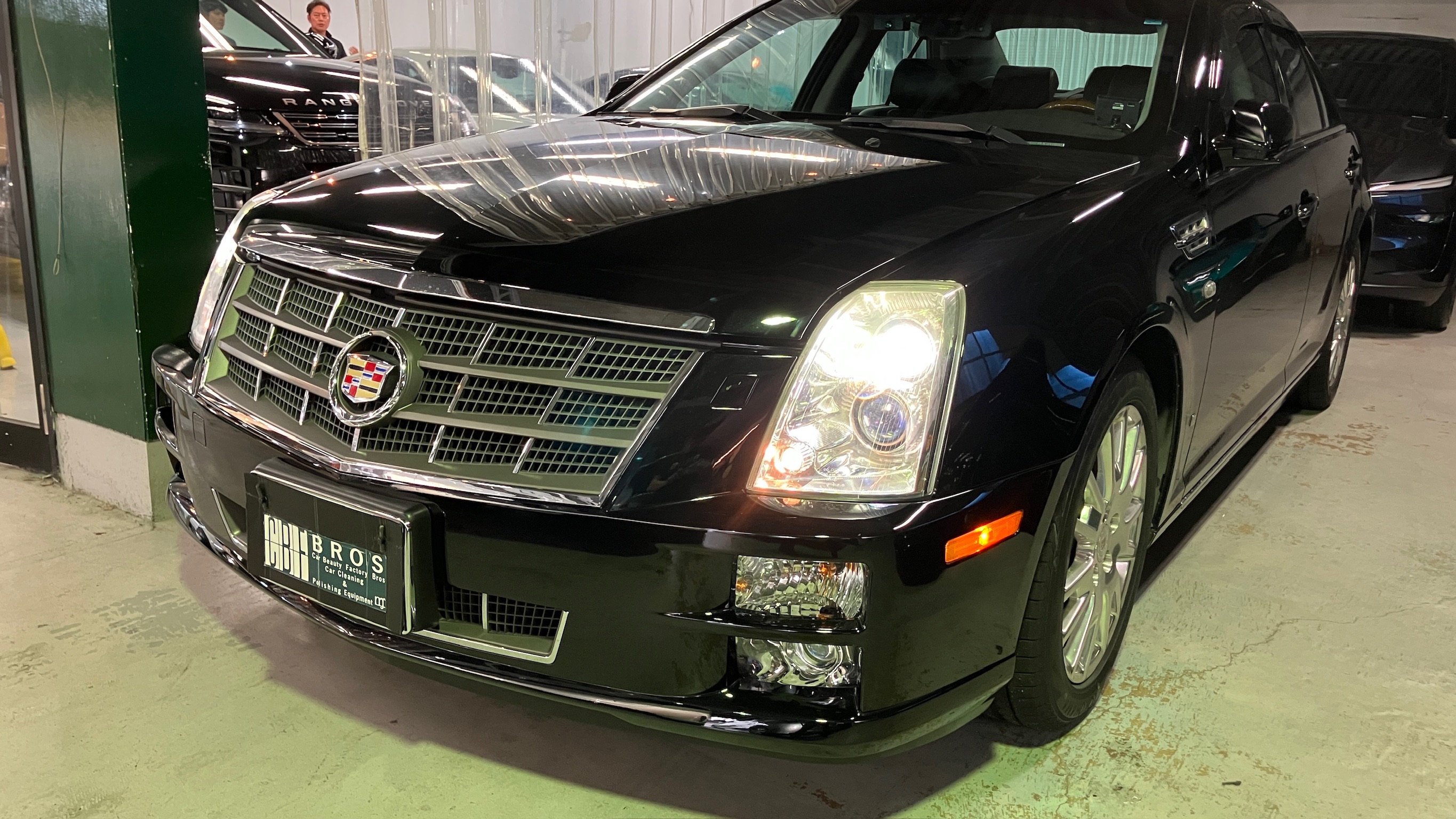 キャデラック・STS:ヘッドライトリファイン施工:施工前の写真