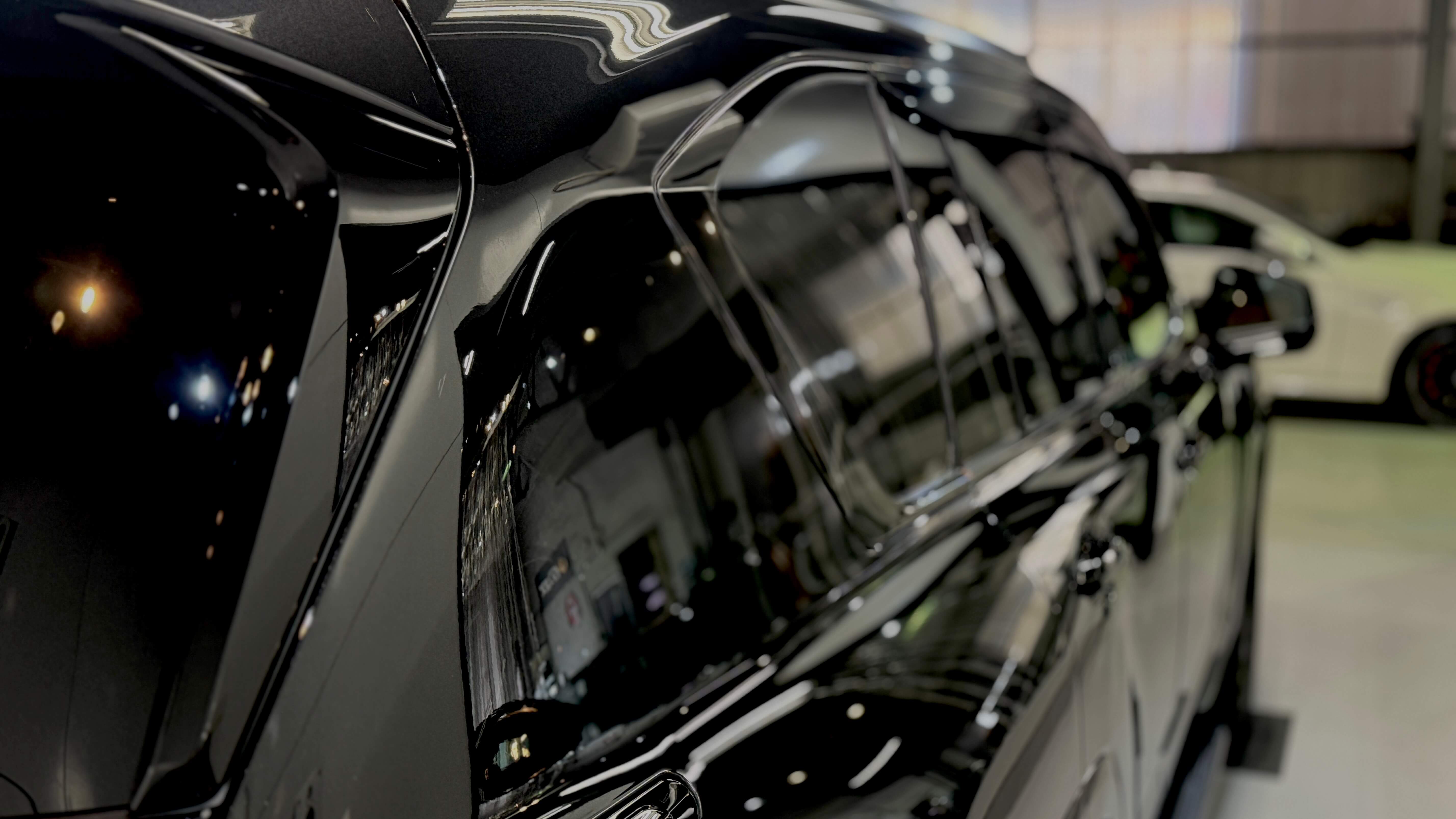 黒い車のコーティング施工イメージ