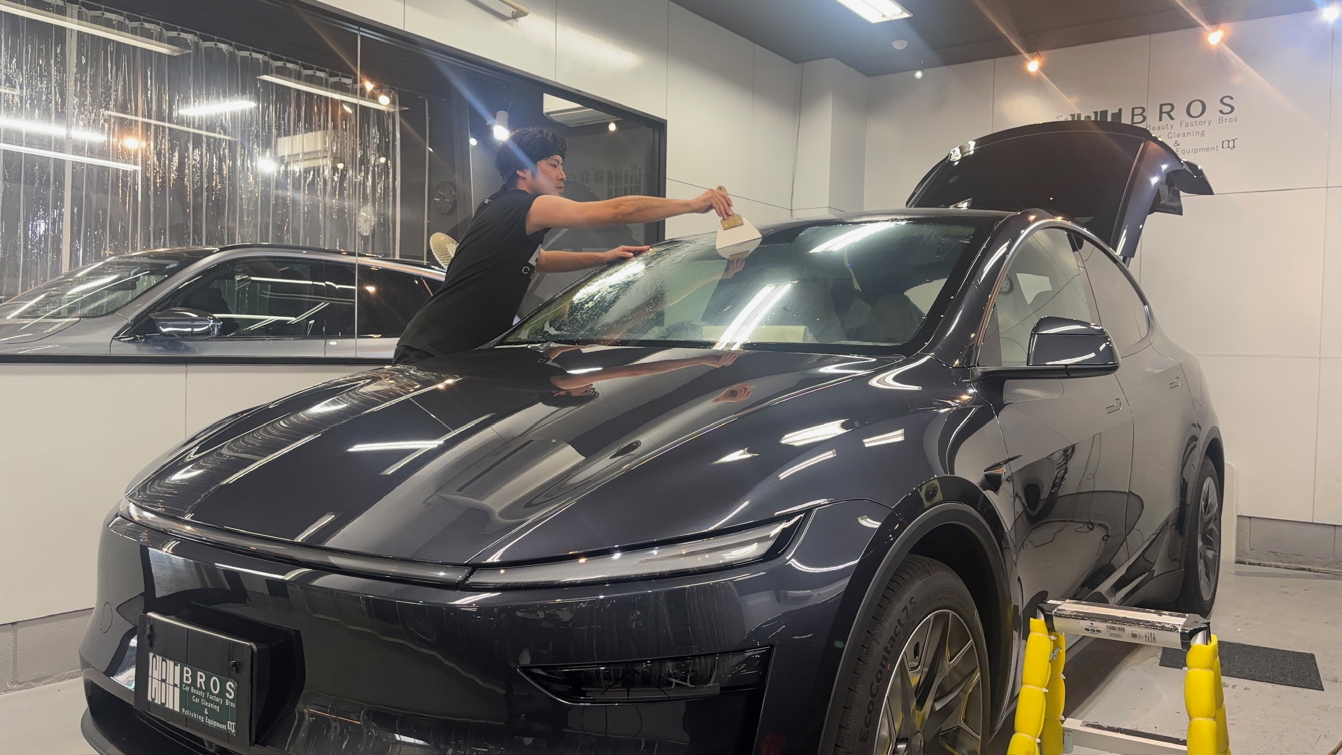 テスラ・モデルY：断熱カーフィルム施工：施工写真１