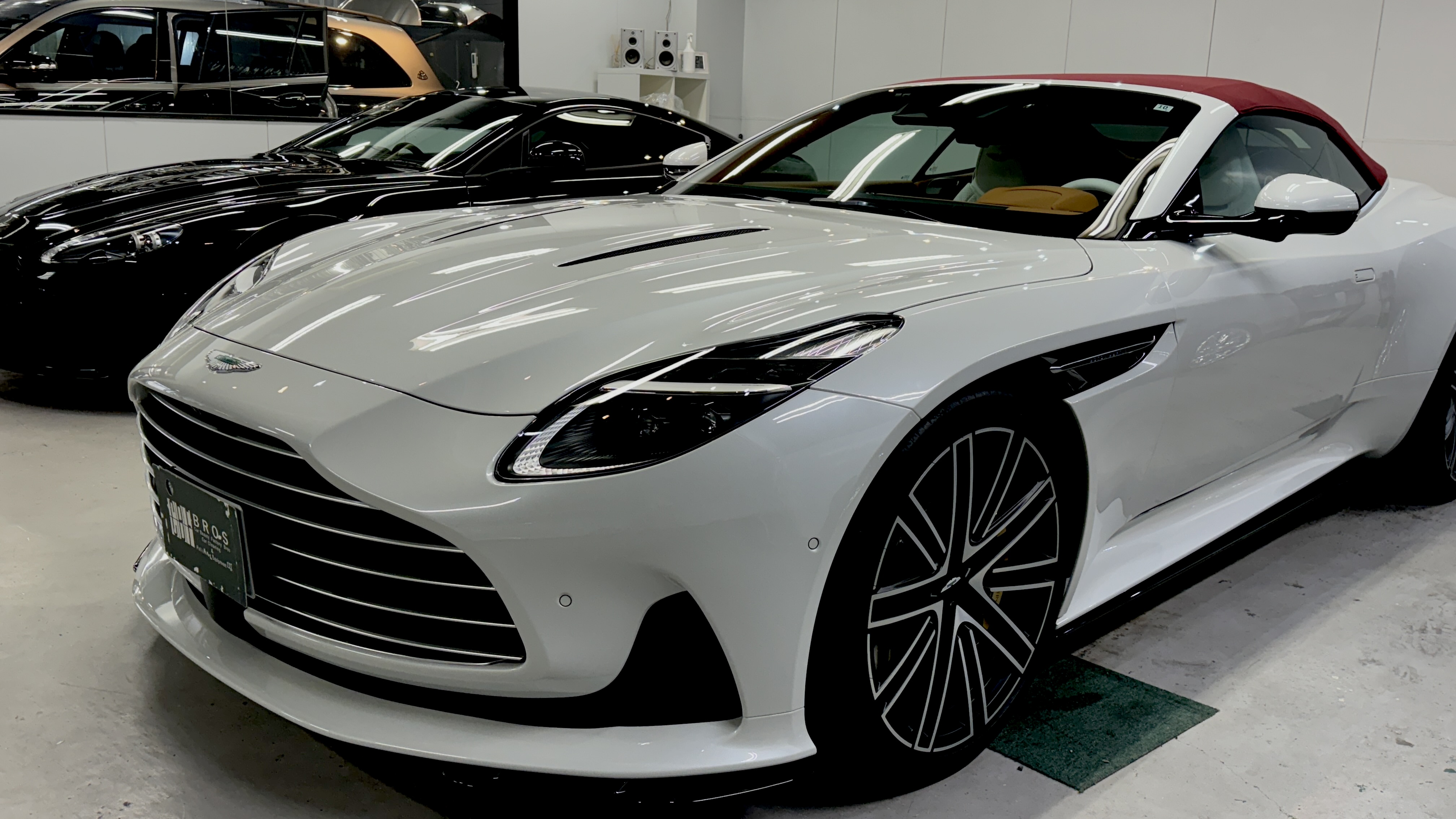 白い車のコーティング施工完成