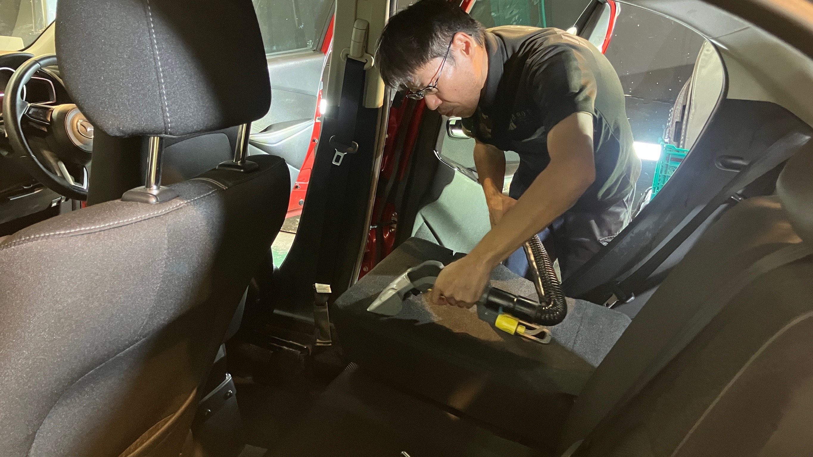 マツダ・デミオ：車内クリーニング：施工写真３